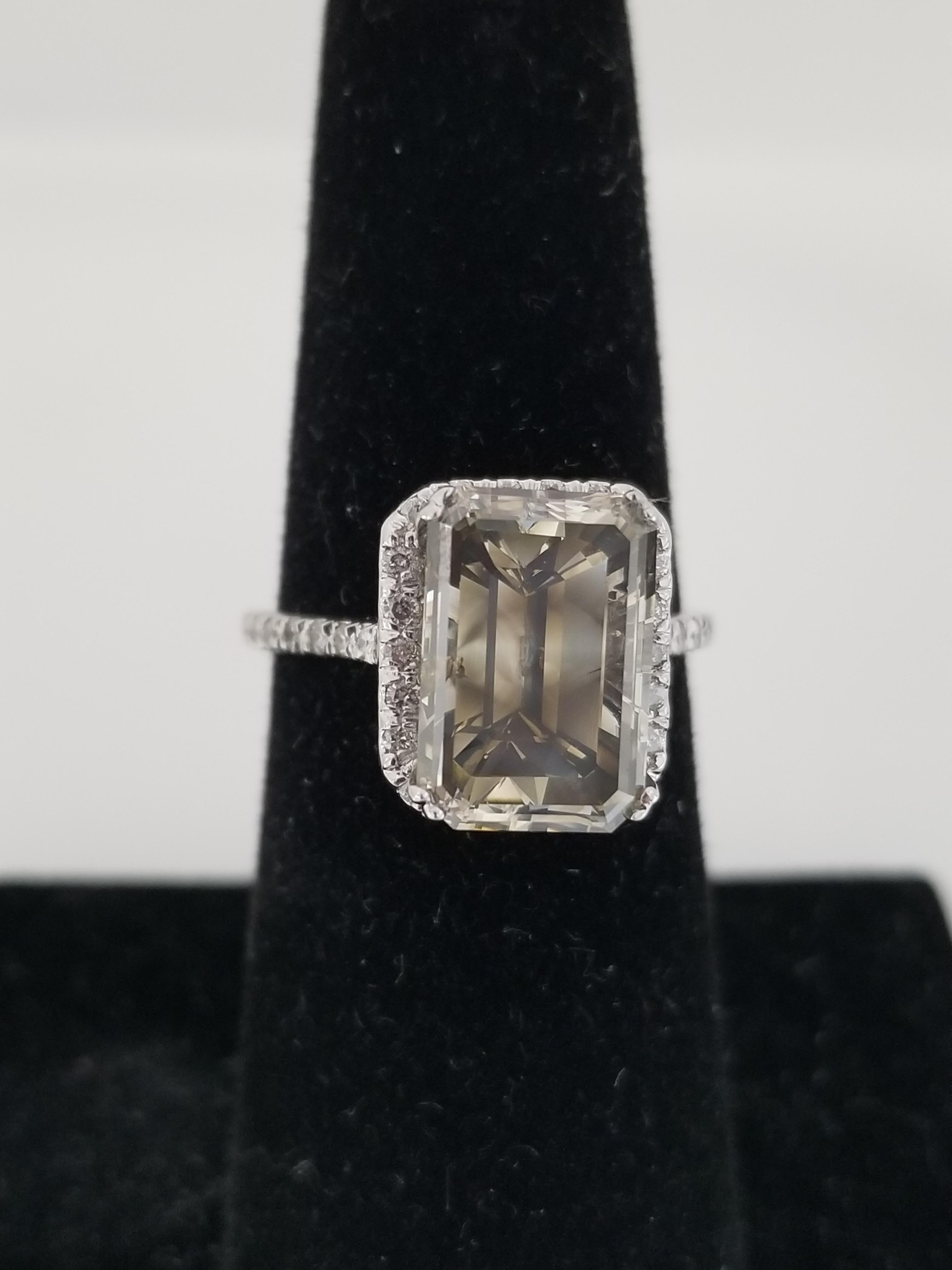 Ausgefallener grauer Diamantring mit 5,51 Karat Smaragdschliff im Angebot 1