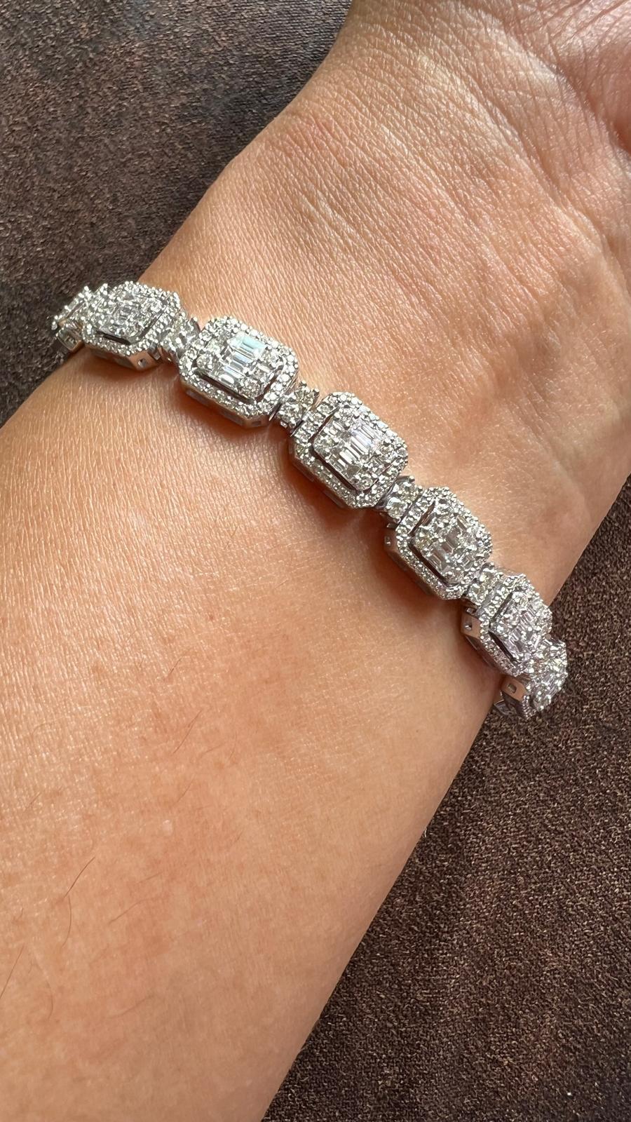Elegant 5.70 Carat Diamond Bracelet in 18K White Gold – Vintage-Inspired Luxury In New Condition For Sale In Khet Bang Rak, Krung Thep Maha Nakhon