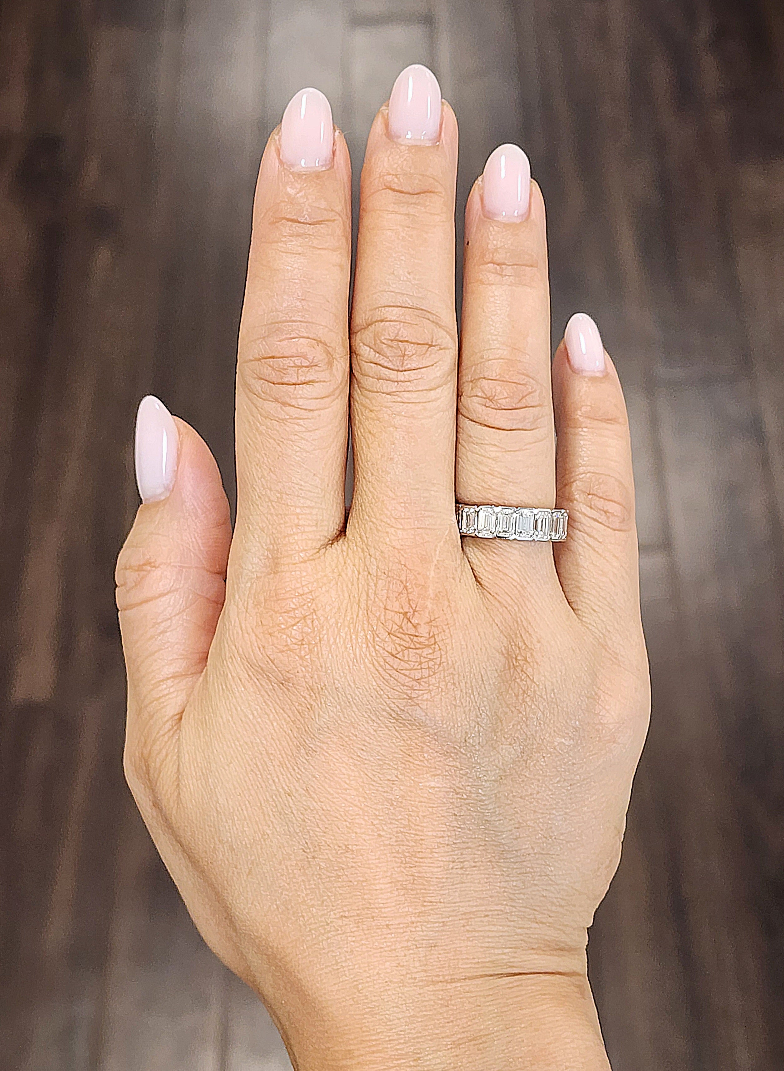 5,93 ct Lünettenring mit Smaragdschliff Ewigkeitsring im Angebot