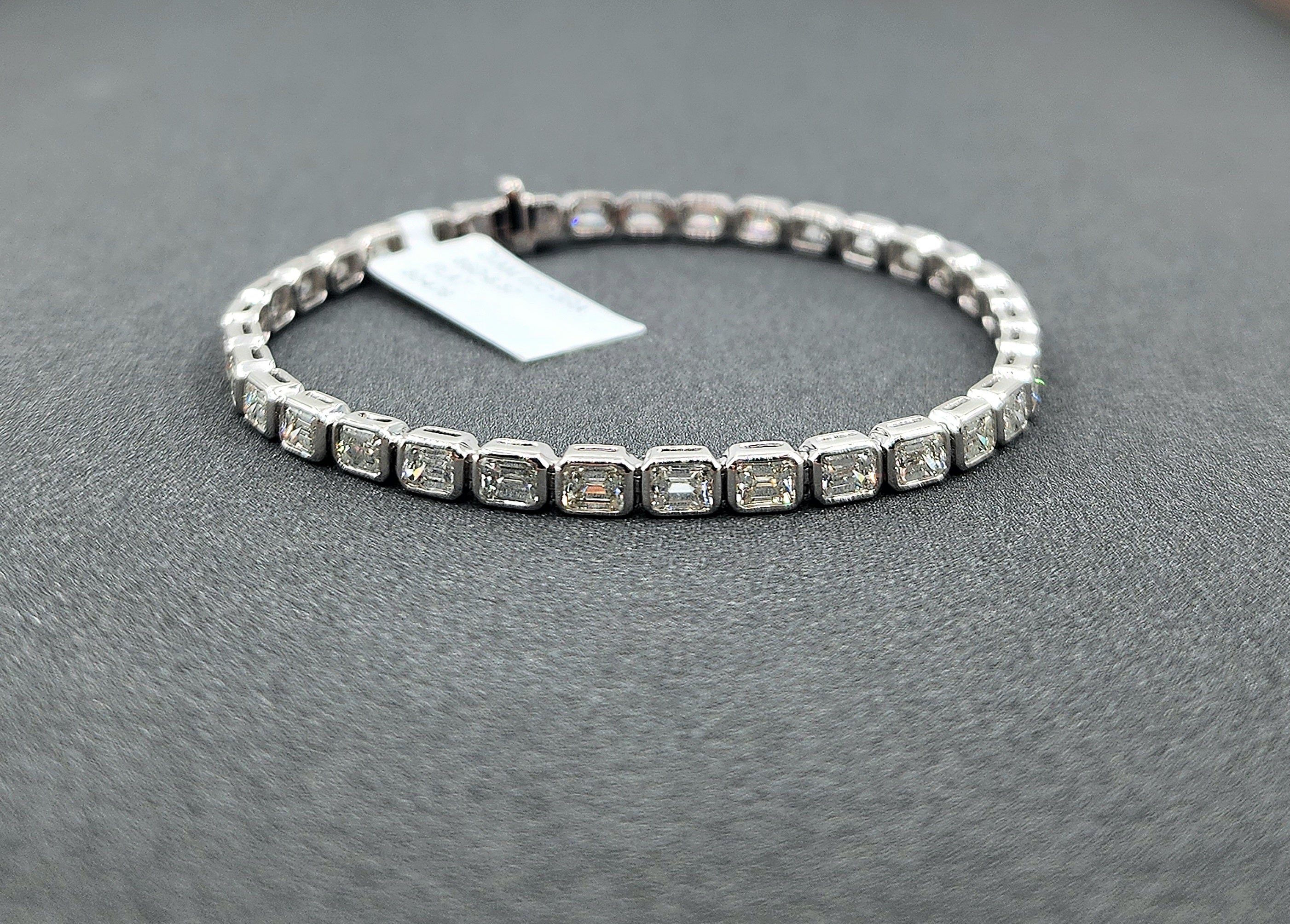 6.38 ct Smaragdschliff Ost-West Lünette Set Tennisarmband