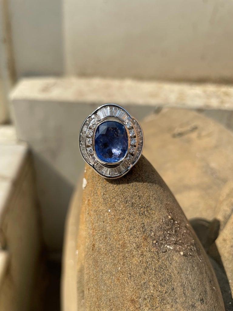 En vente :  Elegant 6.43 Ct. Bague cocktail saphir bleu et diamant en or blanc massif 18kt 8