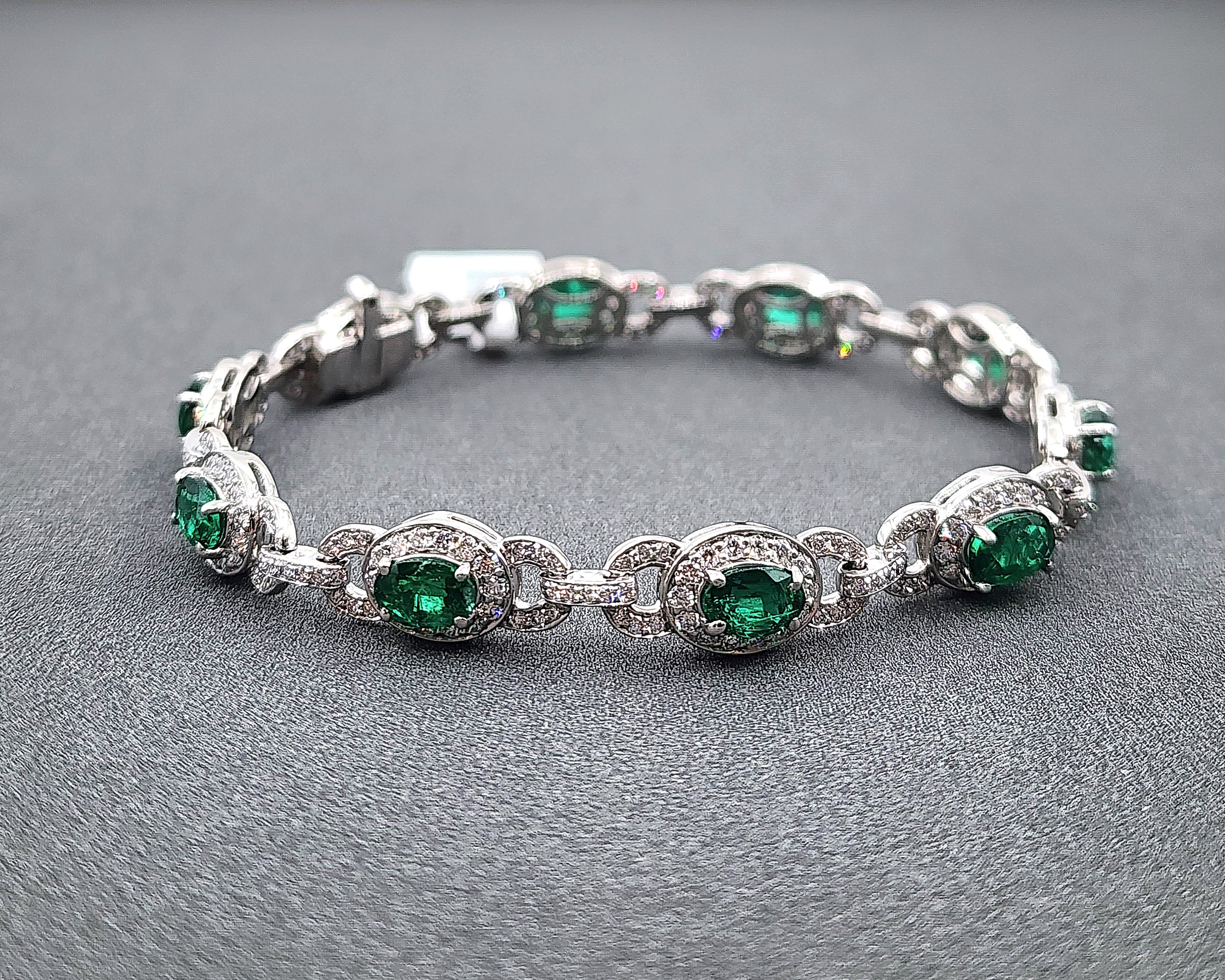 Elegante Pulsera de Tenis de Platino con Esmeralda Natural y Diamantes de 7,06 Quilates