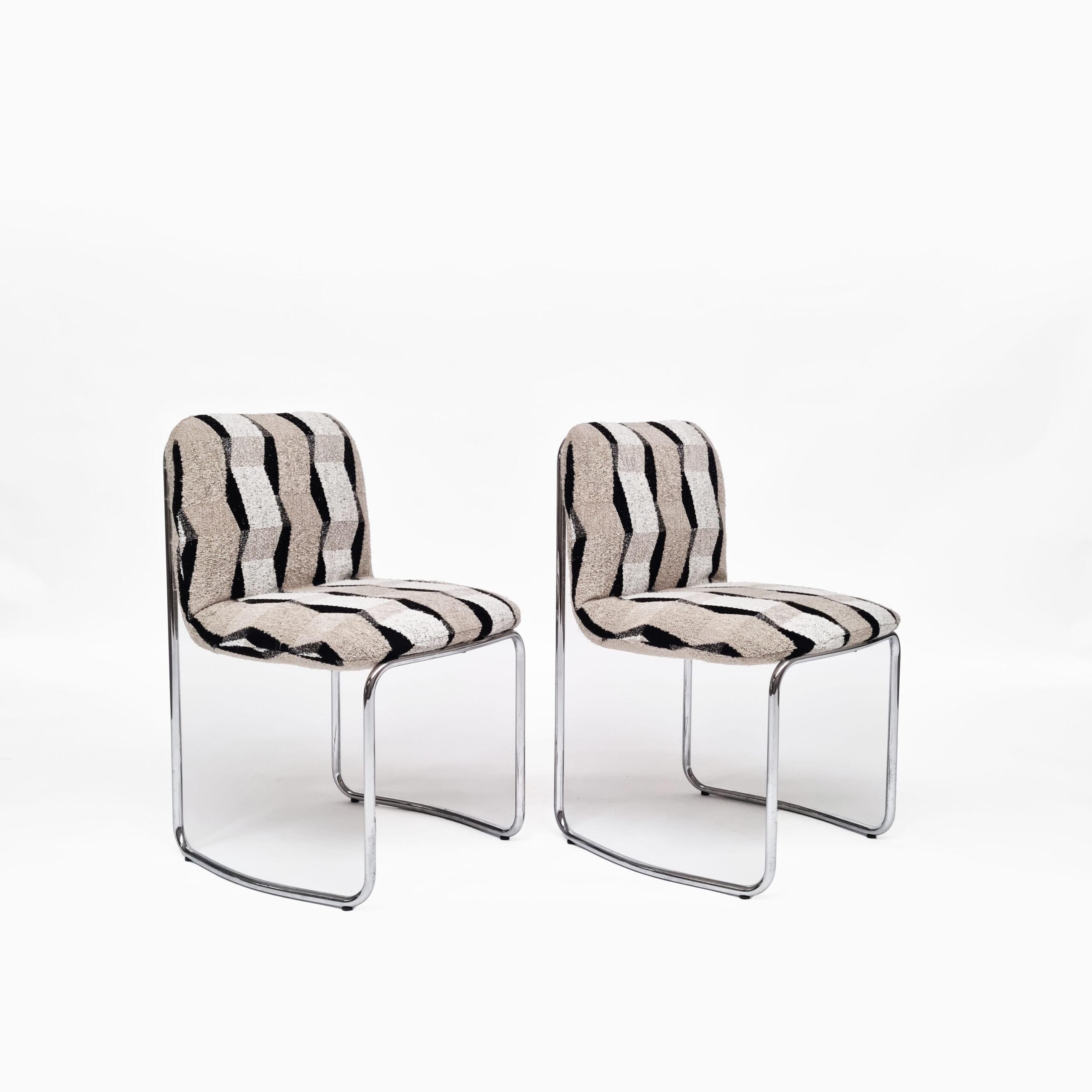 Dining or working, these chairs effortlessly bridge the realms of functionality and style. A pair of treasures from the 70s, reborn through meticulous reupholstery in sumptuous fabric. The result? A harmonious blend of rich contemporary elegance and
