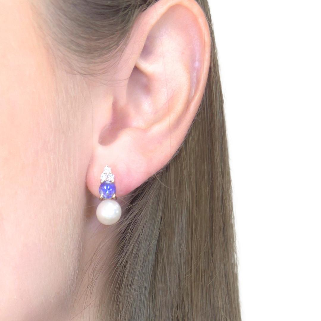 Eleganza: 7,14 carati di perle coltivate d'acqua dolce, tanzaniti e diamanti in oro rosa 18 carati - Certificato IGI

Questi graziosi orecchini in oro rosa 18 carati presentano due luminose perle coltivate d'acqua dolce con un totale di 5,82 carati