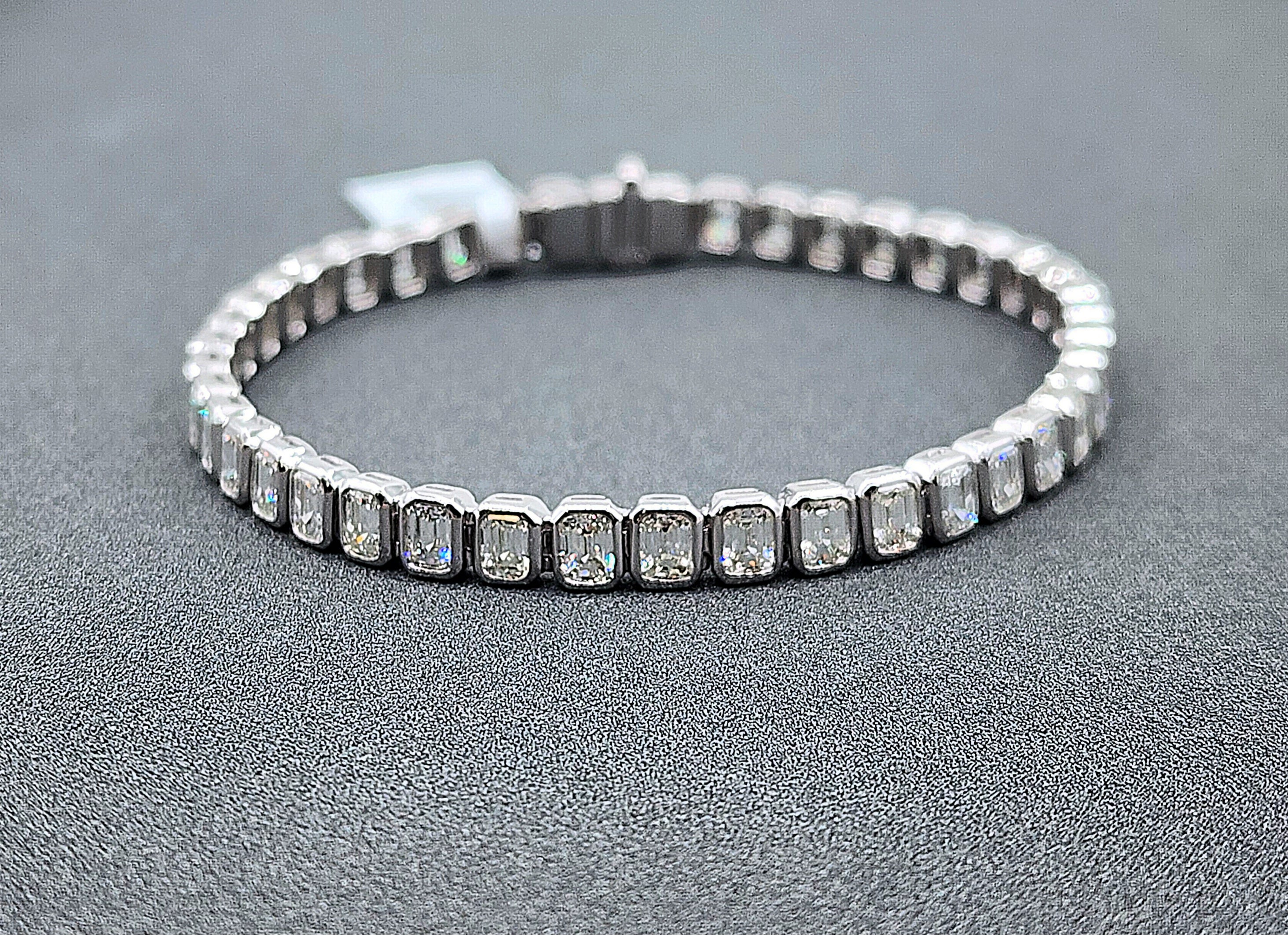 Bracciale tennis con castone taglio smeraldo da 7.84 carati