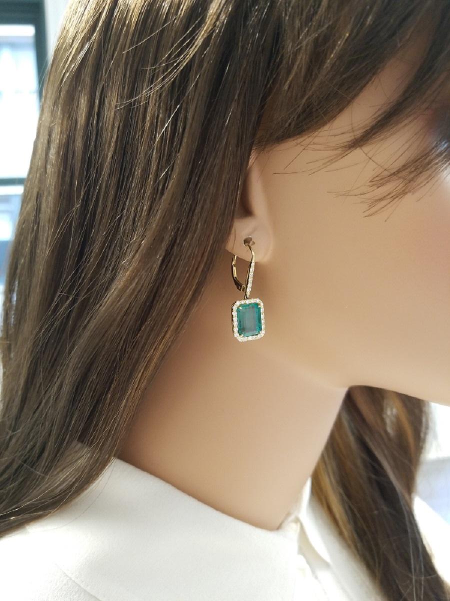 Estos pendientes están fabricados en oro amarillo de 18 quilates. Los pendientes llevan esmeraldas a juego certificadas por el GIA con un peso total en quilates de 8,55 quilates. La certificación GIA garantiza que las esmeraldas son de primera