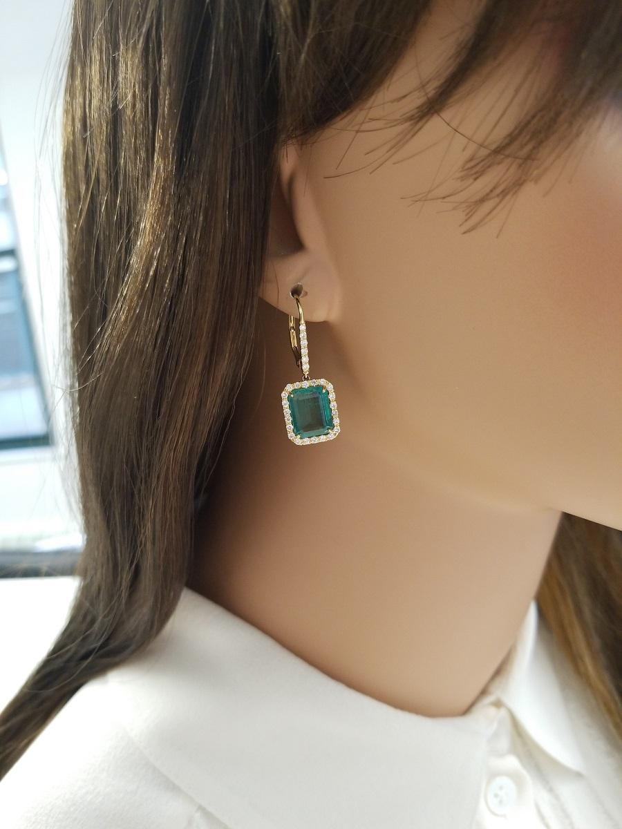 Elegantes Pendientes de Oro Amarillo de 18 quilates con Esmeralda Verde y Diamantes de 8,55 quilates Corte esmeralda en venta