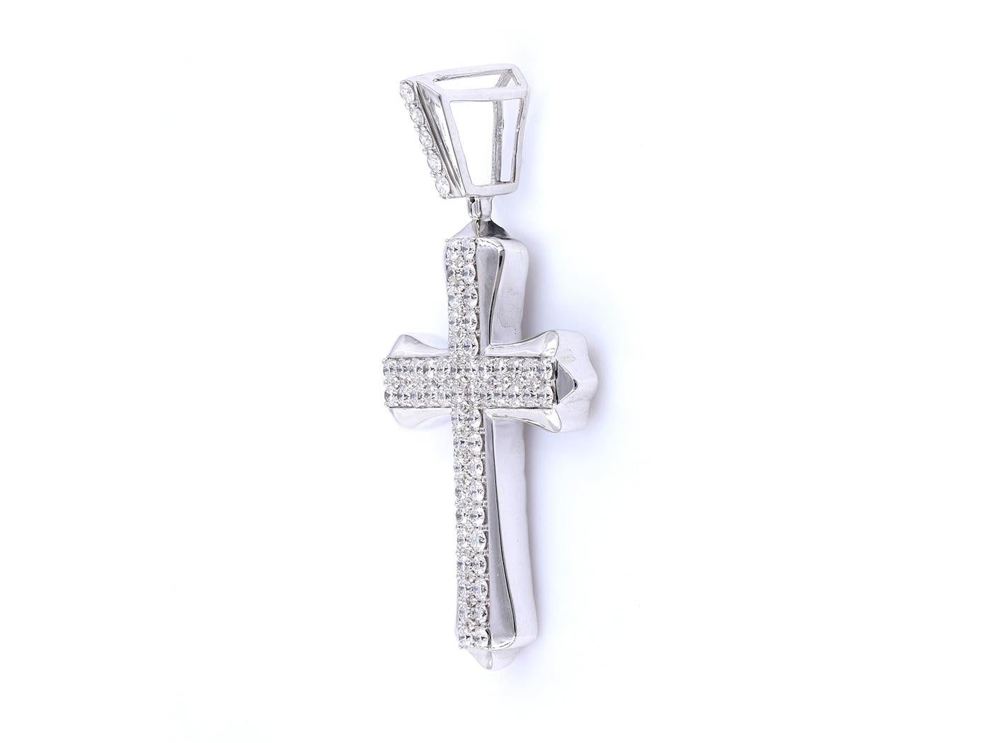 Elegant 8KT White Gold and Diamond Cross Pendant with IGI Certification (Zeitgenössisch) im Angebot
