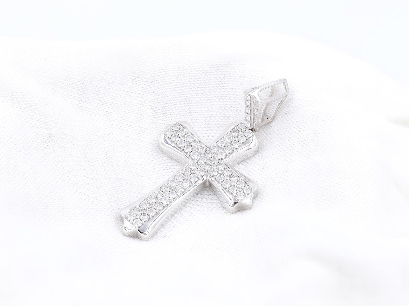Elegant 8KT White Gold and Diamond Cross Pendant with IGI Certification (Brillantschliff) im Angebot