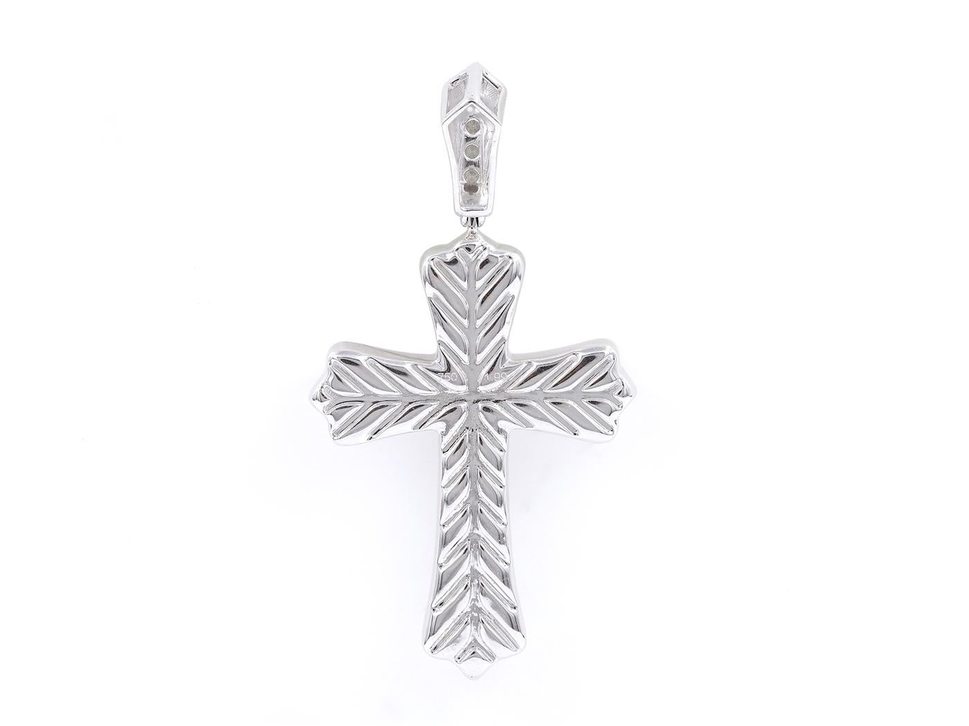 Elegant 8KT White Gold and Diamond Cross Pendant with IGI Certification im Zustand „Neu“ im Angebot in Antwerp, BE