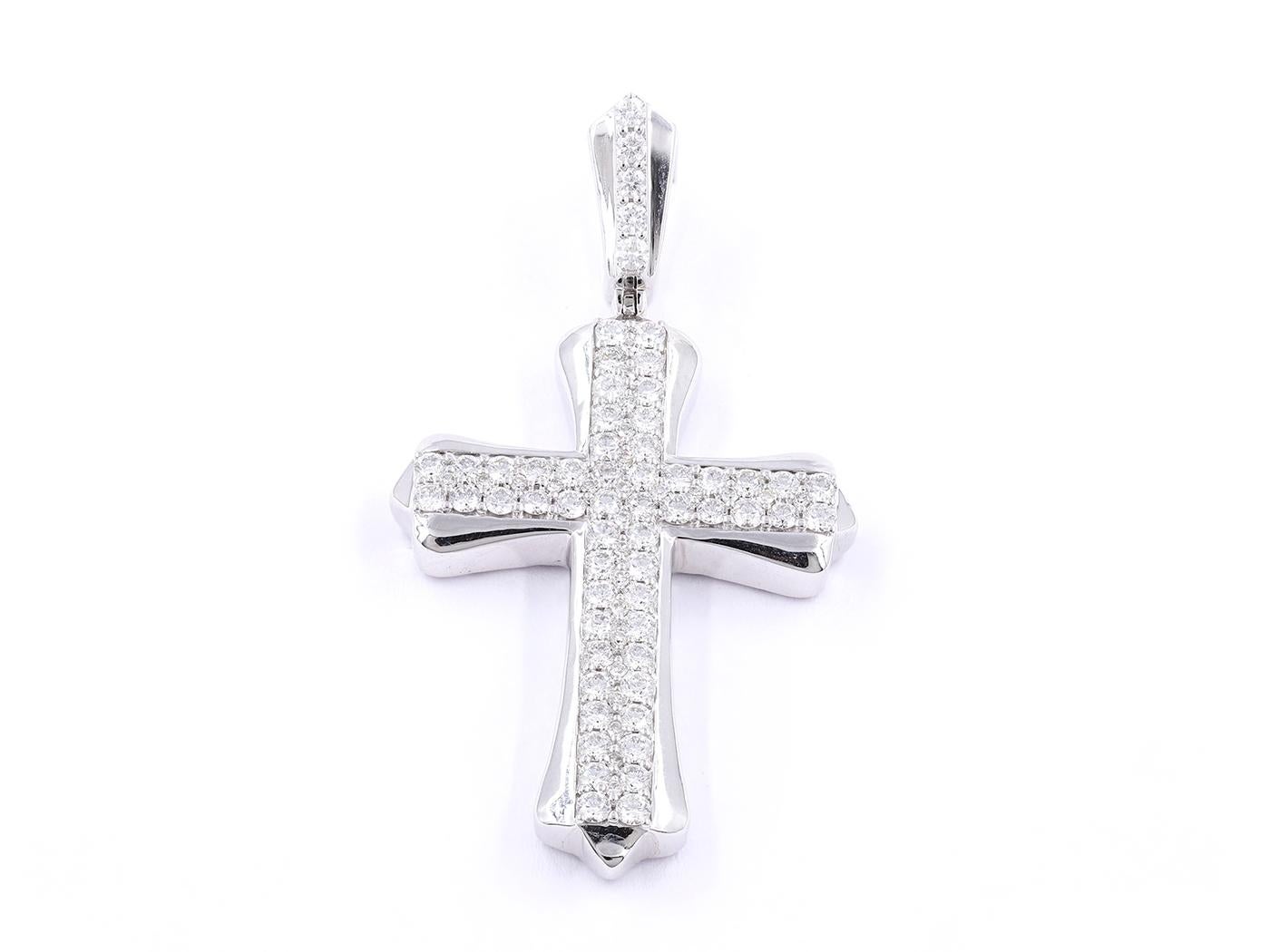 Elegant 8KT White Gold and Diamond Cross Pendant with IGI Certification für Damen oder Herren im Angebot