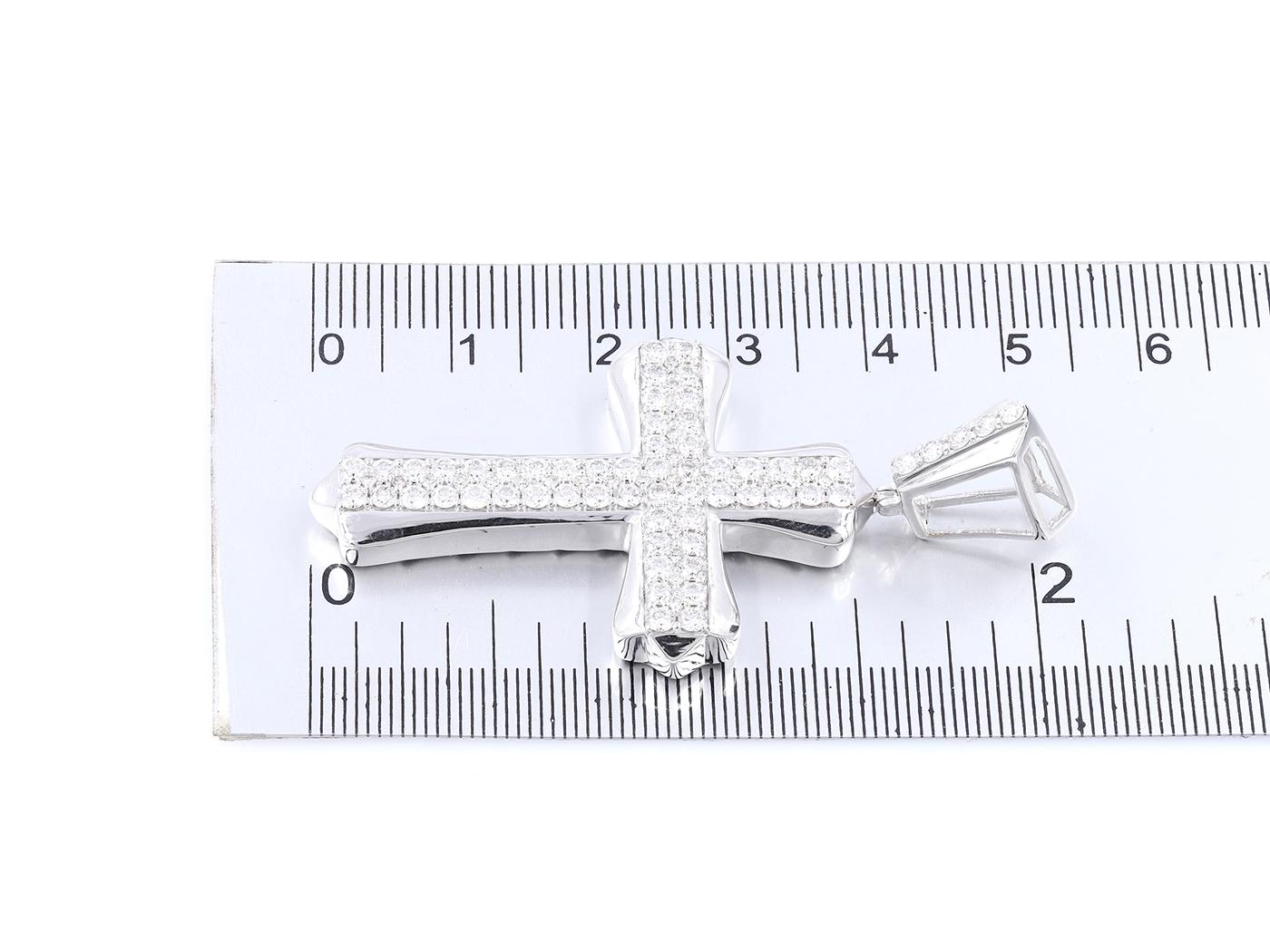 Elegant 8KT White Gold and Diamond Cross Pendant with IGI Certification im Angebot 2