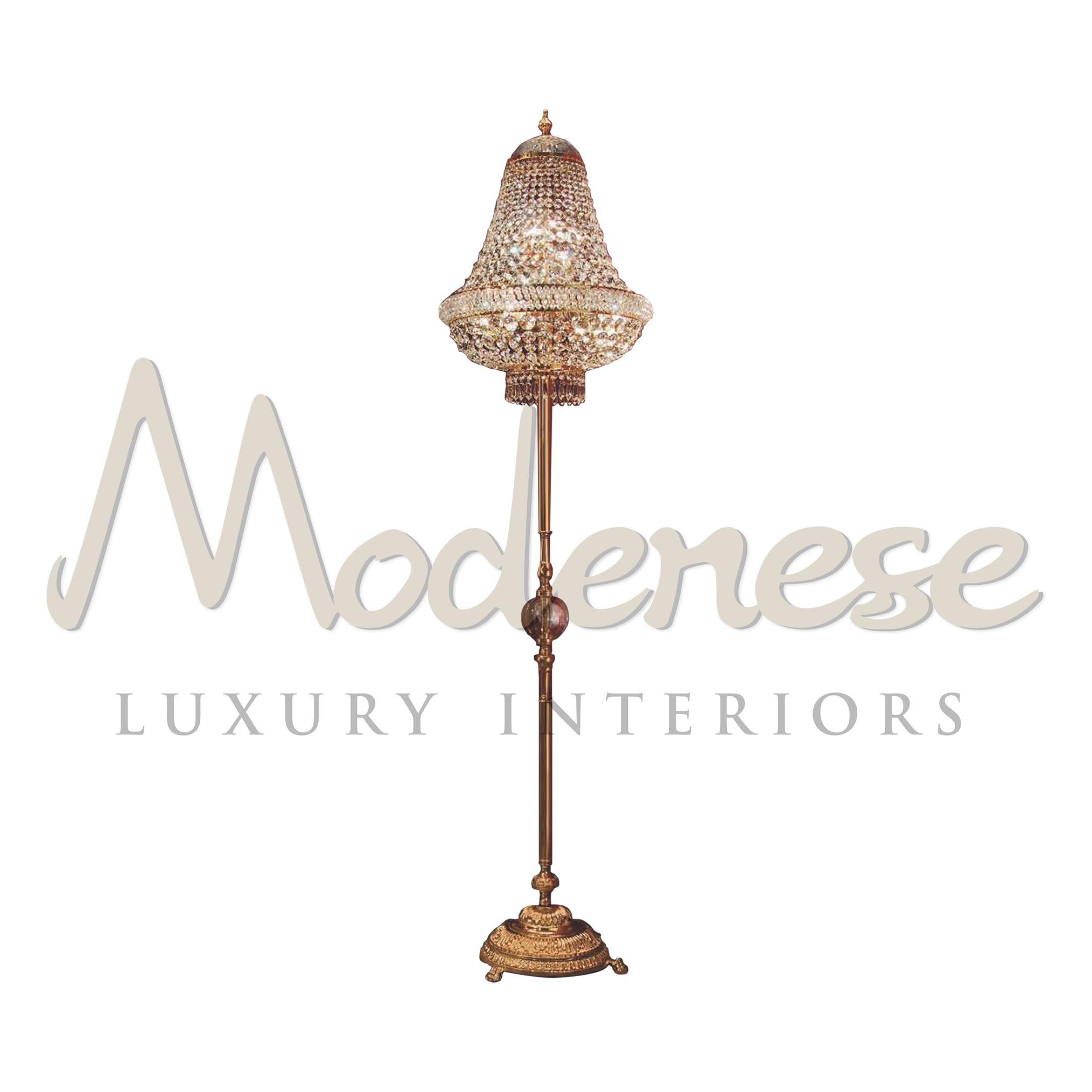 Le support de la lampe chevalet, fini en plaqué or 24kt et fabriqué à la main, est la base parfaite pour la grande lampe sur pied à 9 lumières, le tout assemblé avec du cristal scholer, par les intérieurs de luxe de Modenese Gastone. Ce modèle