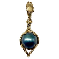 Elegant 9K Yellow Gold Pendant with Natural Tahitian Pearl