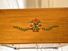 Élégante armoire peinte à la main de style Adam.