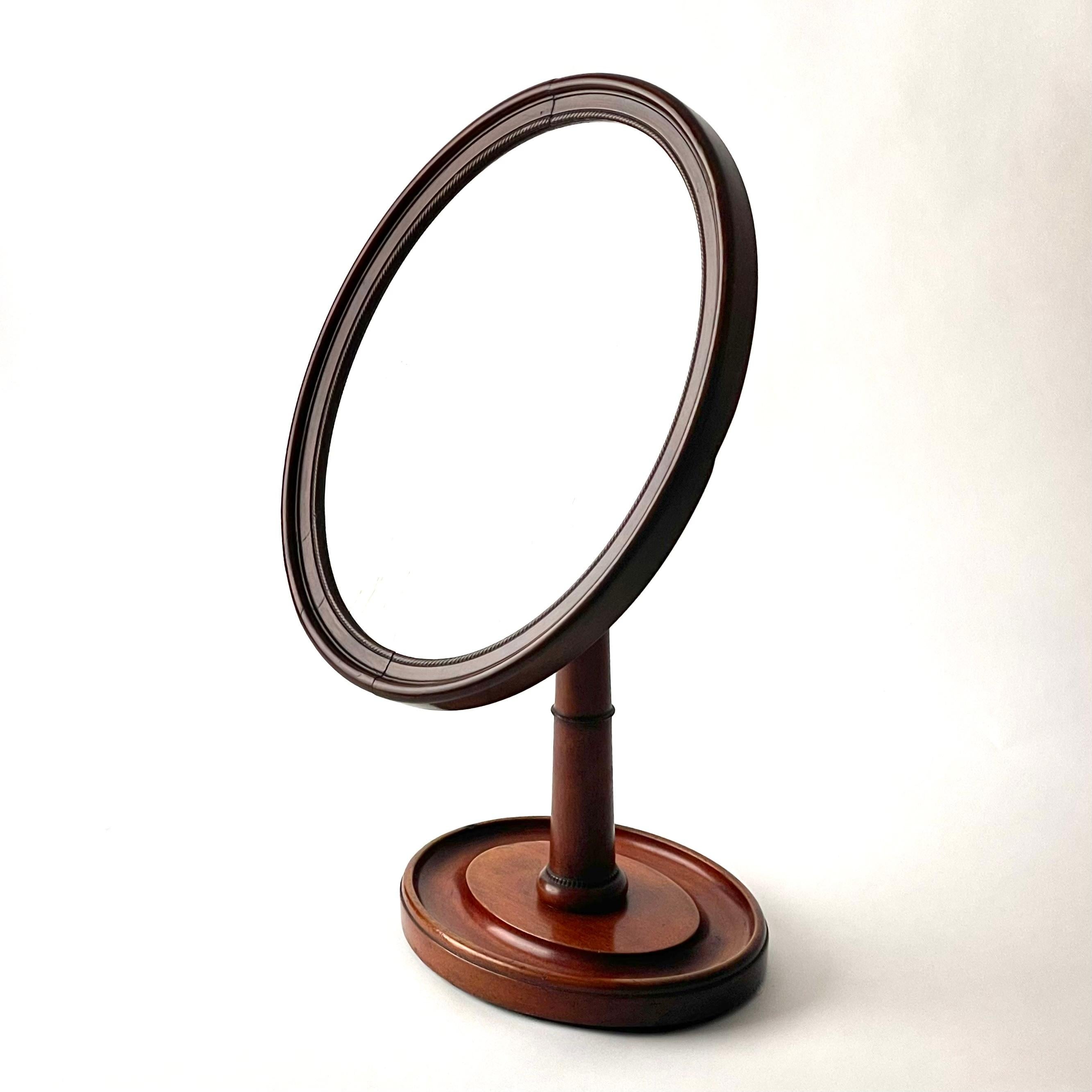 Elegant adjustable Table Mirror from the late 19th Century. Made in solid mahogany (swietenia mahogoni) with a small beautiful decoration of a rope. The mirror adjustable in different positions.

Wear consistent with age and use 