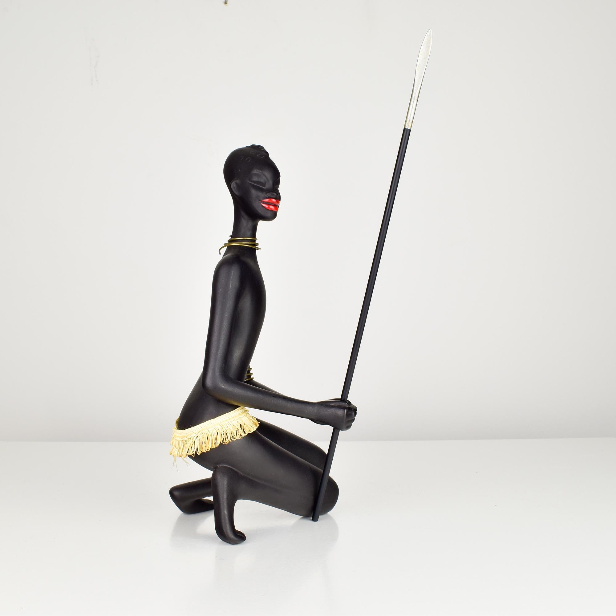 Elegante afrikanische Krieger Keramik-Skulptur mit Speer - Einzigartige Wohnkultur (Moderne der Mitte des Jahrhunderts) im Angebot