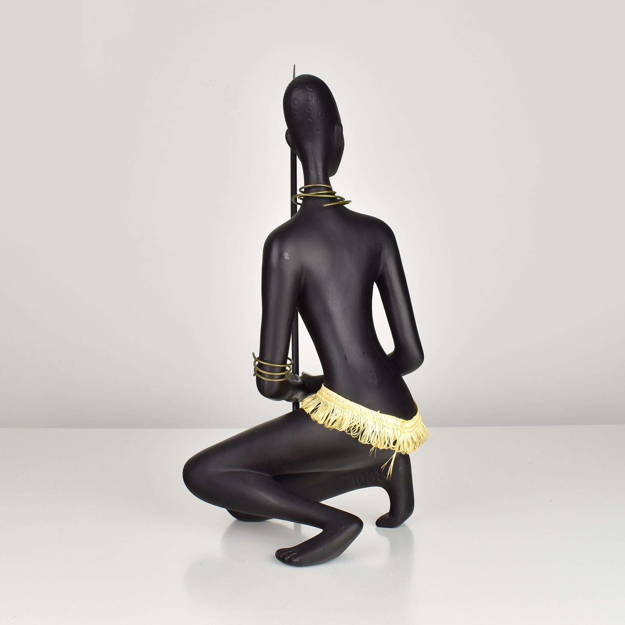 Elegante afrikanische Krieger Keramik-Skulptur mit Speer - Einzigartige Wohnkultur (Deutsch) im Angebot