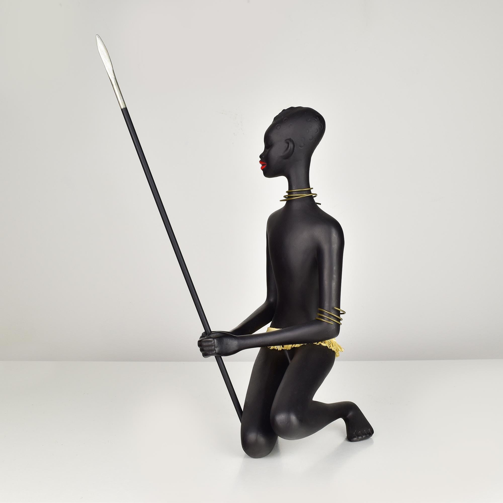 Elegante afrikanische Krieger Keramik-Skulptur mit Speer - Einzigartige Wohnkultur im Zustand „Gut“ im Angebot in Bad Säckingen, DE