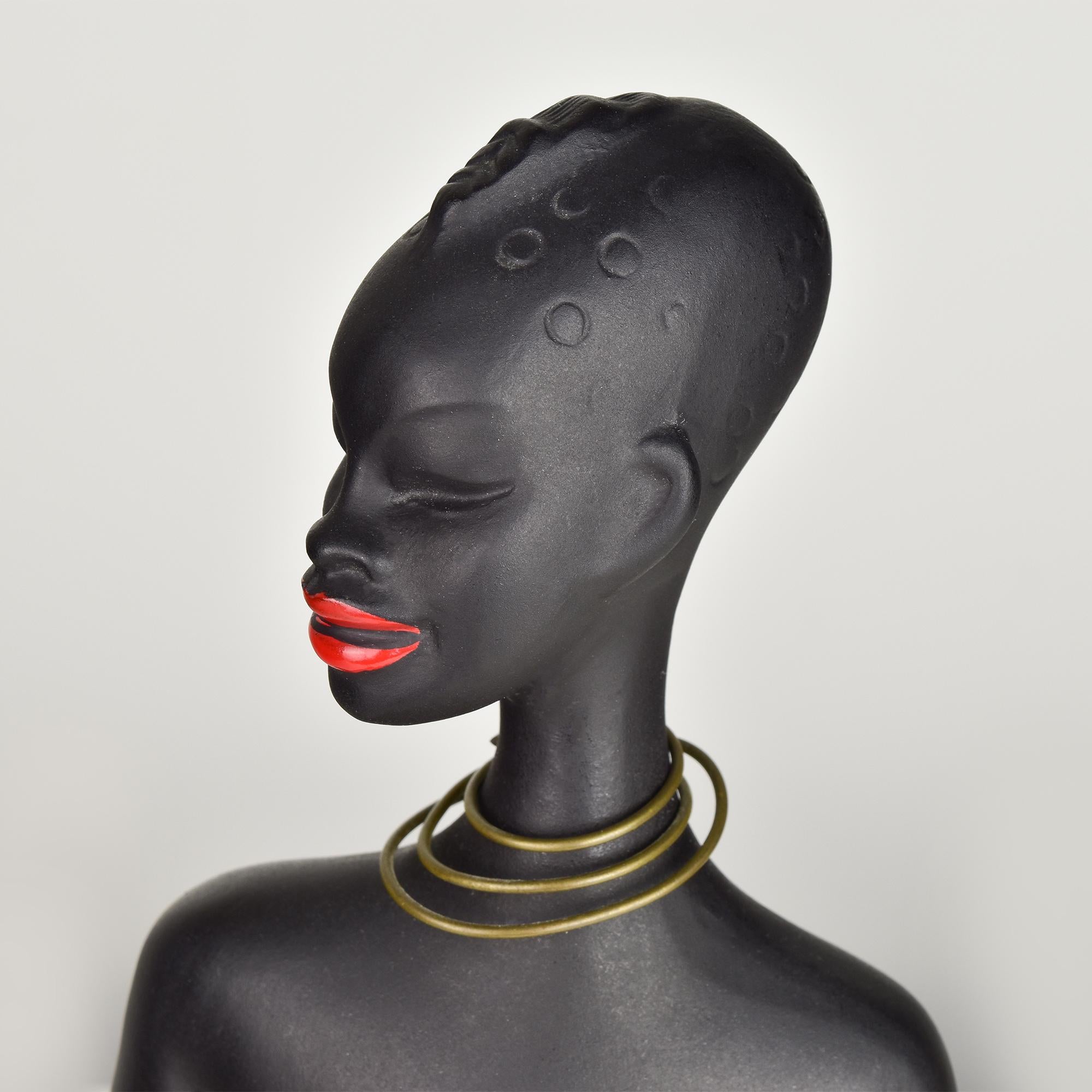 Elegante afrikanische Krieger Keramik-Skulptur mit Speer - Einzigartige Wohnkultur im Angebot 1