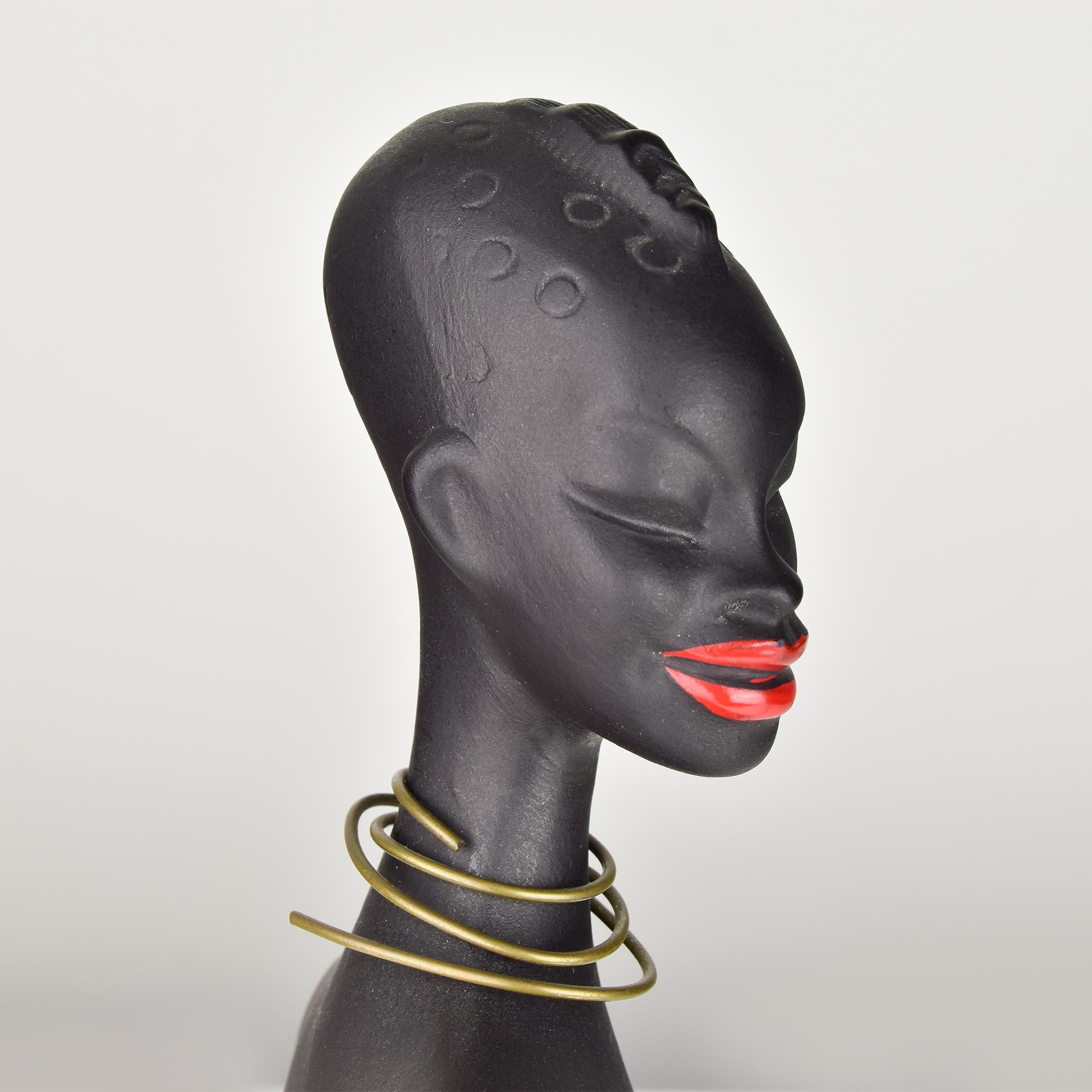 Elegante afrikanische Krieger Keramik-Skulptur mit Speer - Einzigartige Wohnkultur im Angebot 2
