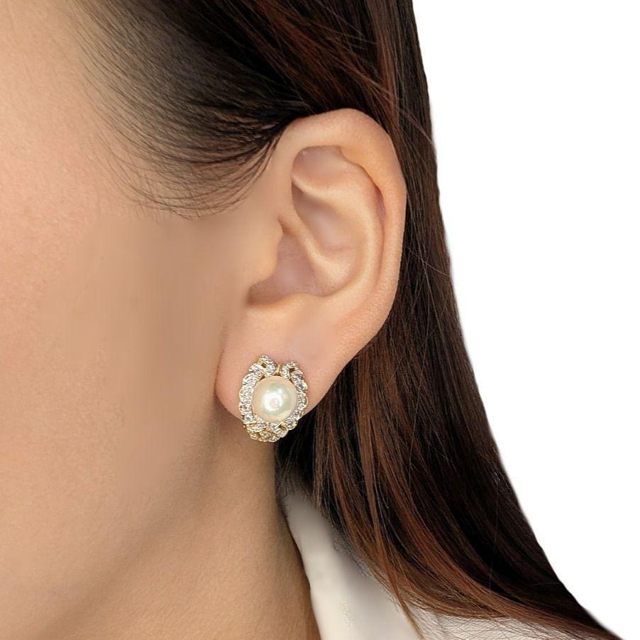 L'éclat doux et rosé des perles Akoya, encadré par un halo de diamants éblouissants, est fixé par un fermoir classique et confortable. Ces nouvelles boucles d'oreilles en or jaune 18 carats sont ornées de deux perles d'Akoya exquises, d'un diamètre