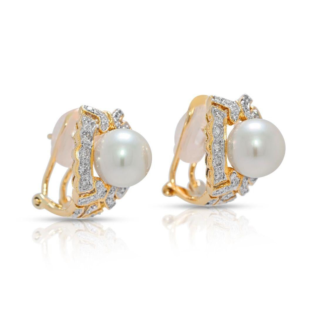 Taille ronde Élégantes boucles d'oreilles en or jaune 18 carats avec perles Akoya et diamants naturels en vente