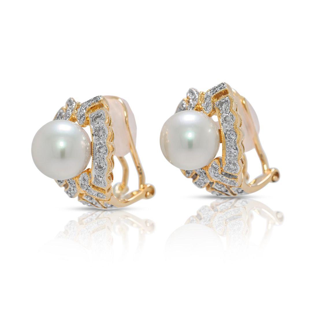 Élégantes boucles d'oreilles en or jaune 18 carats avec perles Akoya et diamants naturels Excellent état - En vente à רמת גן, IL
