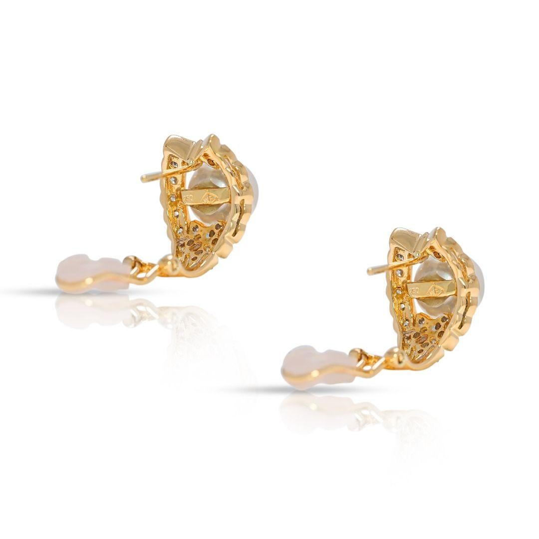 Élégantes boucles d'oreilles en or jaune 18 carats avec perles Akoya et diamants naturels en vente 1