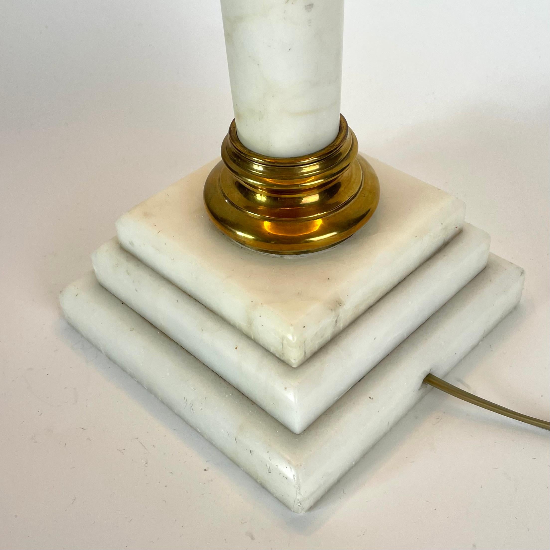 Elegance de la lampe de table en albâtre et laiton - Fin du 19e siècle en vente 4