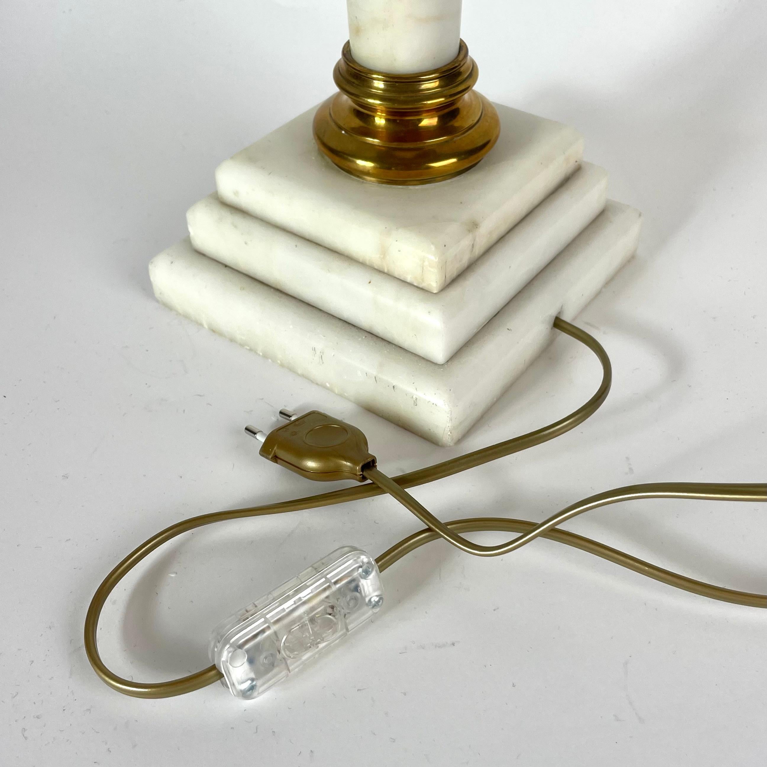 Elegance de la lampe de table en albâtre et laiton - Fin du 19e siècle en vente 5