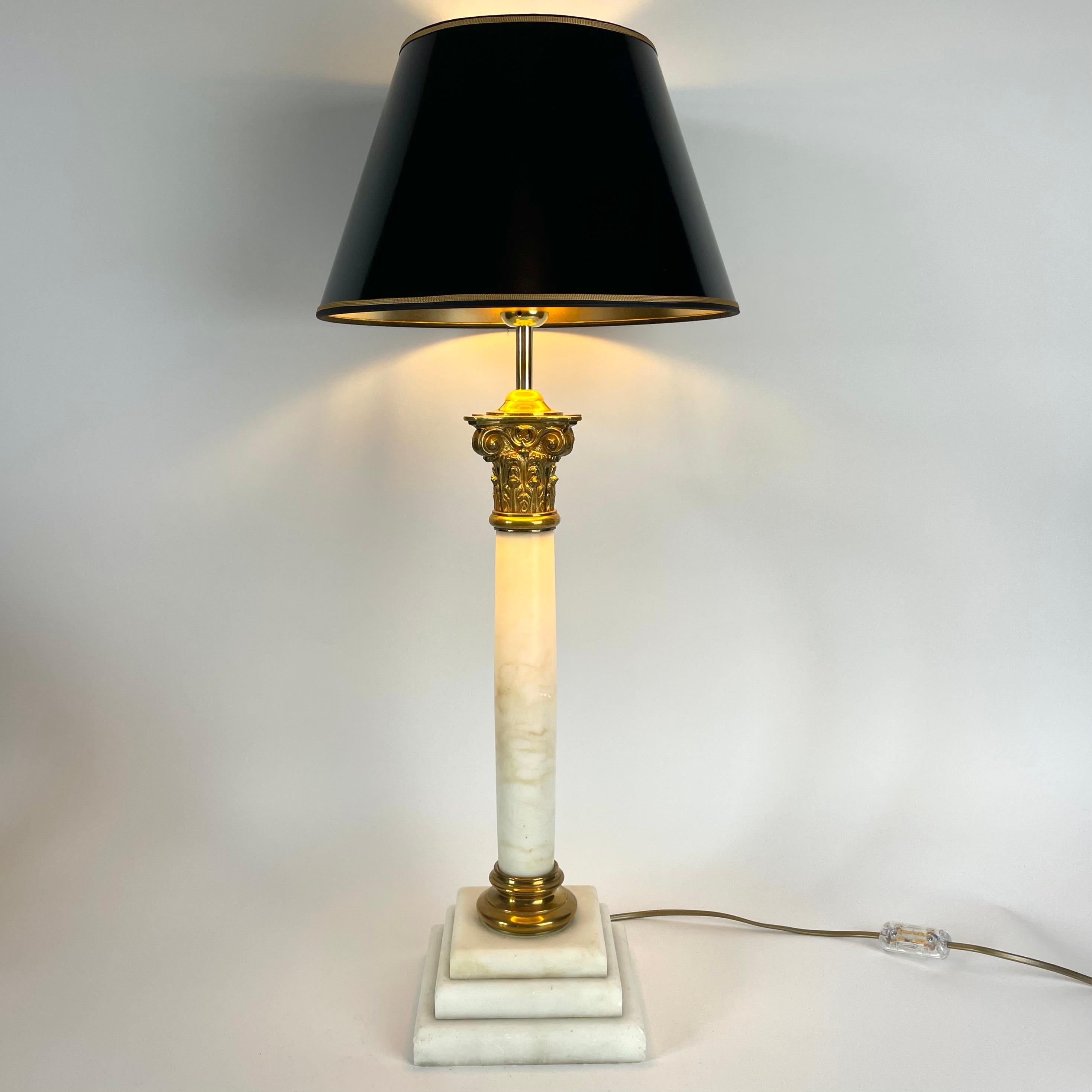 Elegance de la lampe de table en albâtre et laiton - Fin du 19e siècle

Une belle et élégante grande lampe de table dans un style classique de la fin du 19e siècle. La base est en albâtre et en laiton et présente un design de colonne raffiné avec