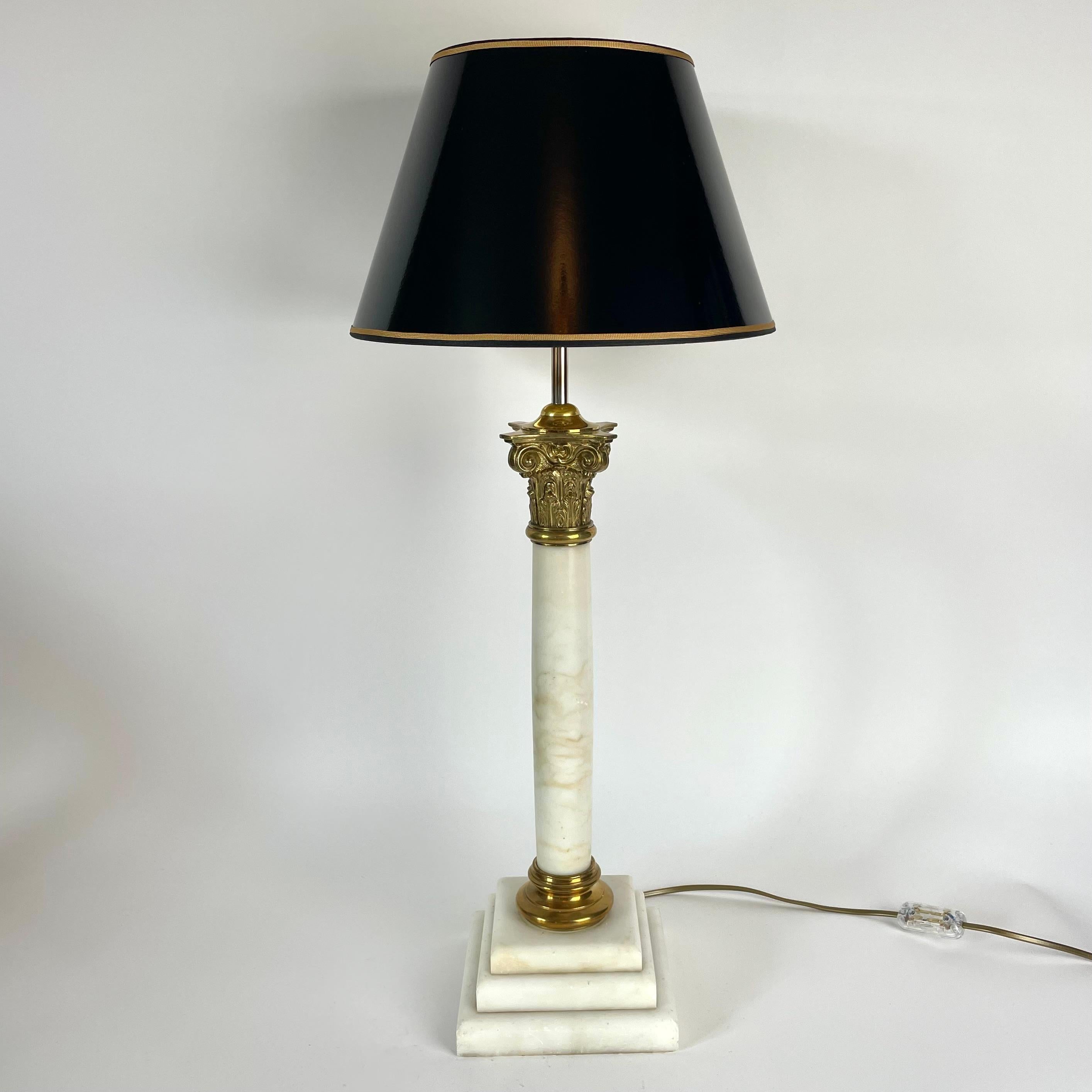 Européen Elegance de la lampe de table en albâtre et laiton - Fin du 19e siècle en vente