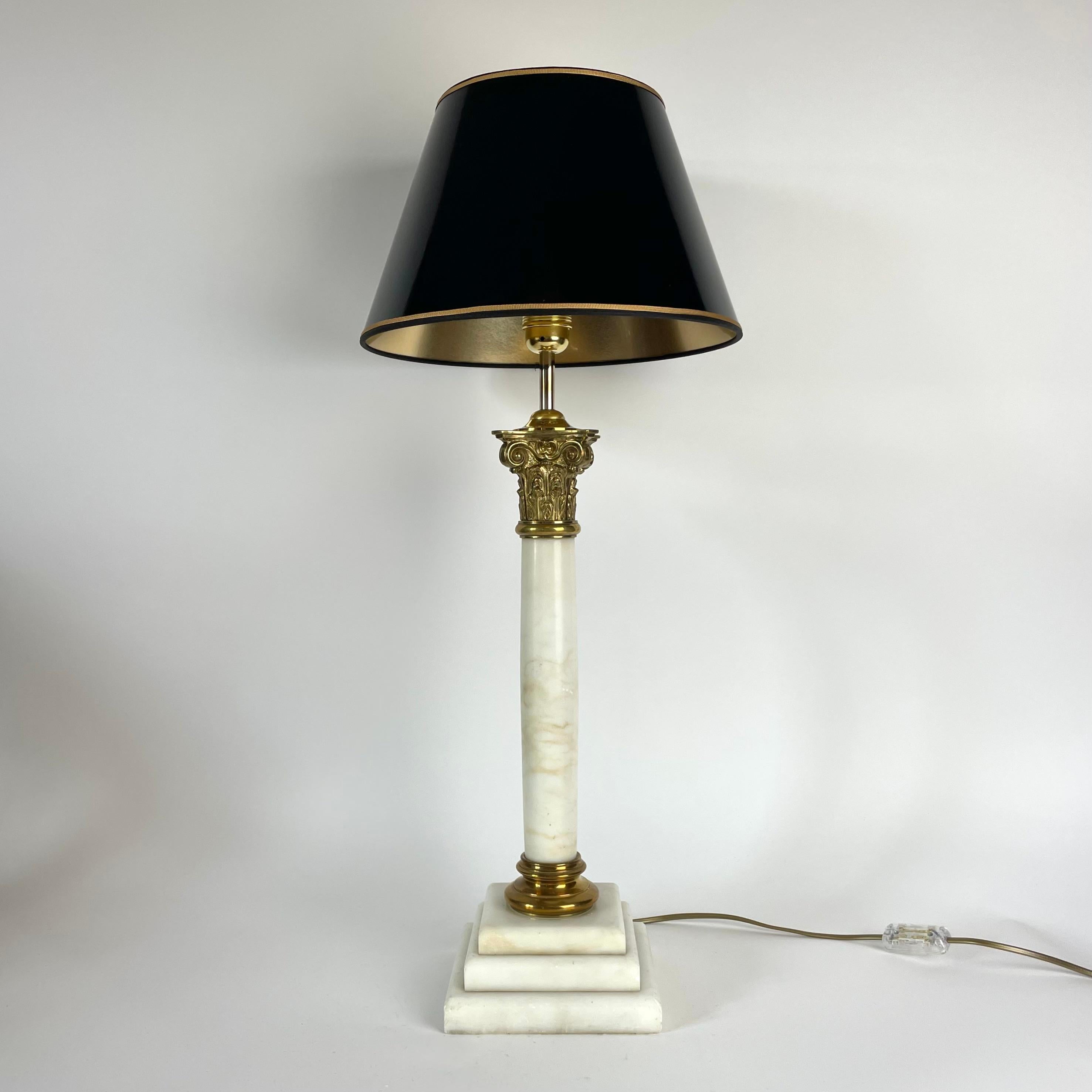 Elegance de la lampe de table en albâtre et laiton - Fin du 19e siècle Bon état - En vente à Knivsta, SE