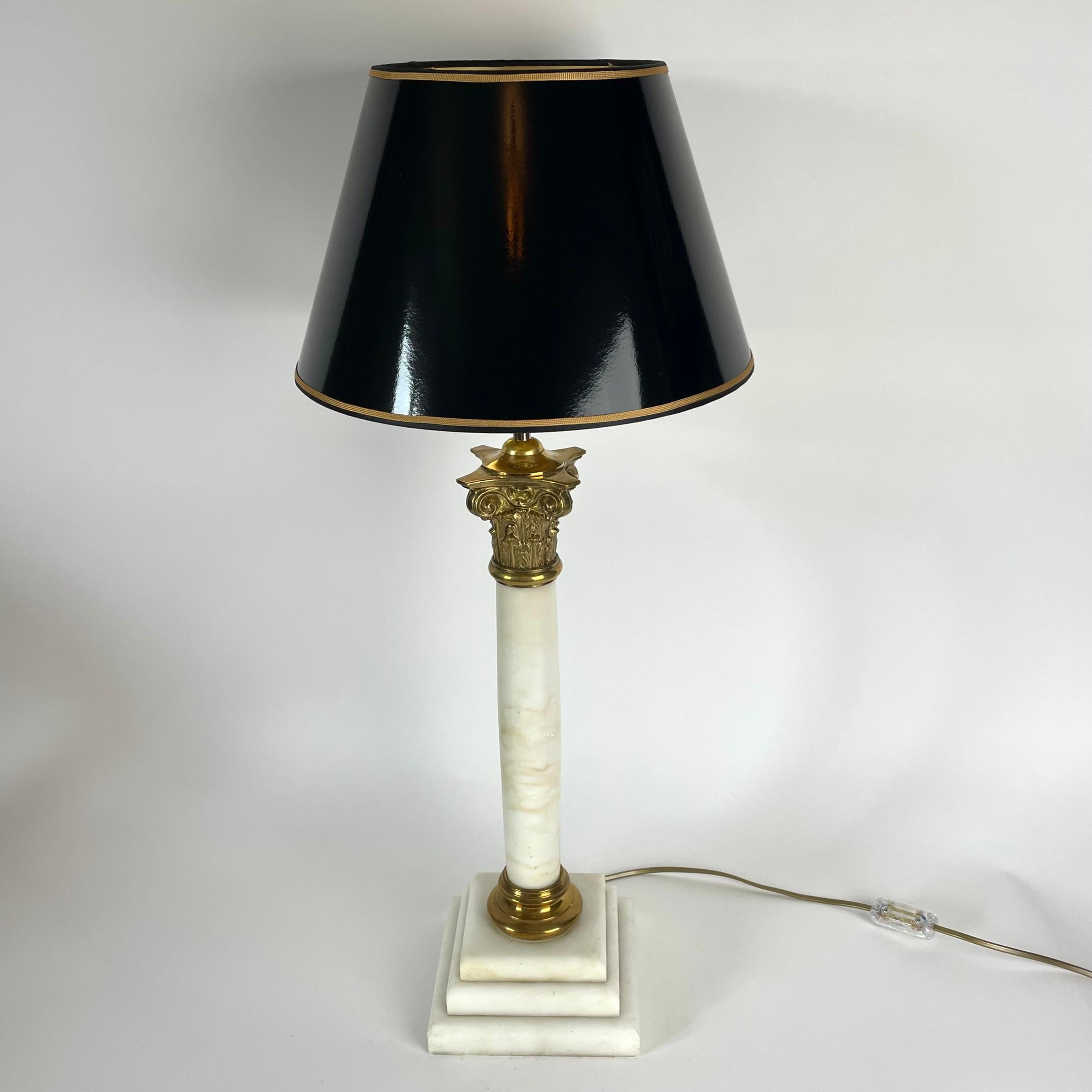 XIXe siècle Elegance de la lampe de table en albâtre et laiton - Fin du 19e siècle en vente