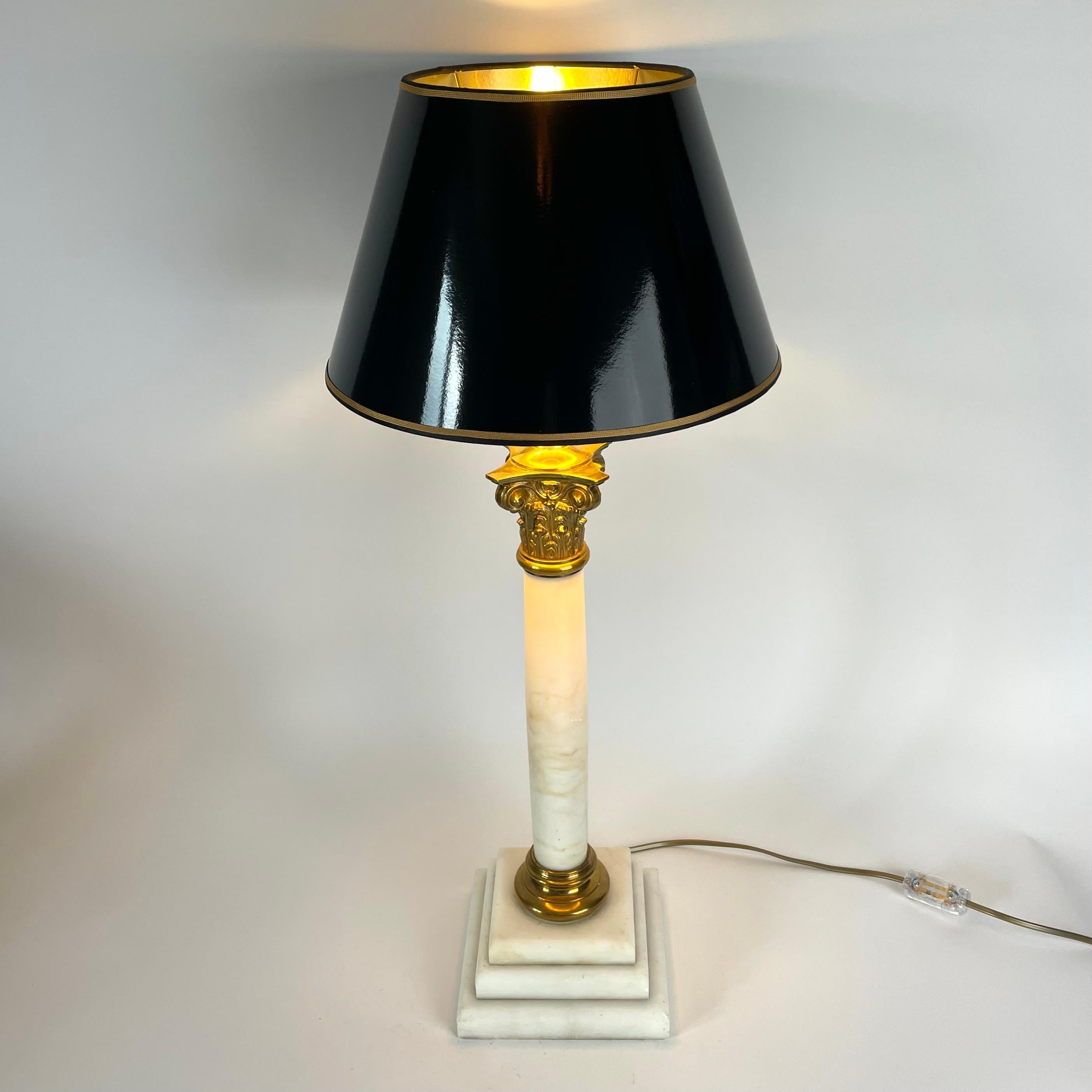 Laiton Elegance de la lampe de table en albâtre et laiton - Fin du 19e siècle en vente