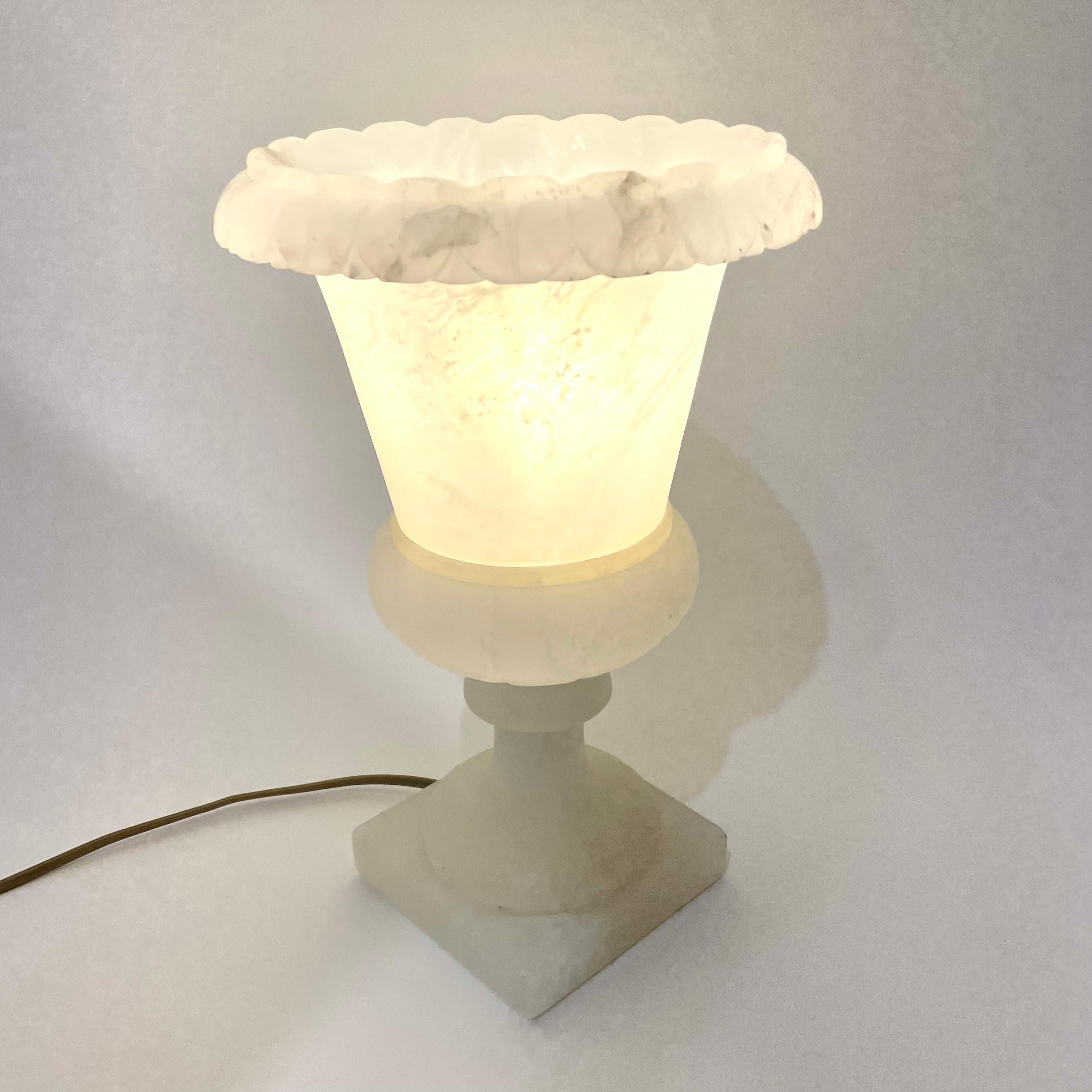 European Elegant Alabaster Table Lamp in the Shape of a Classical Urn, Early 20th Century For Sale