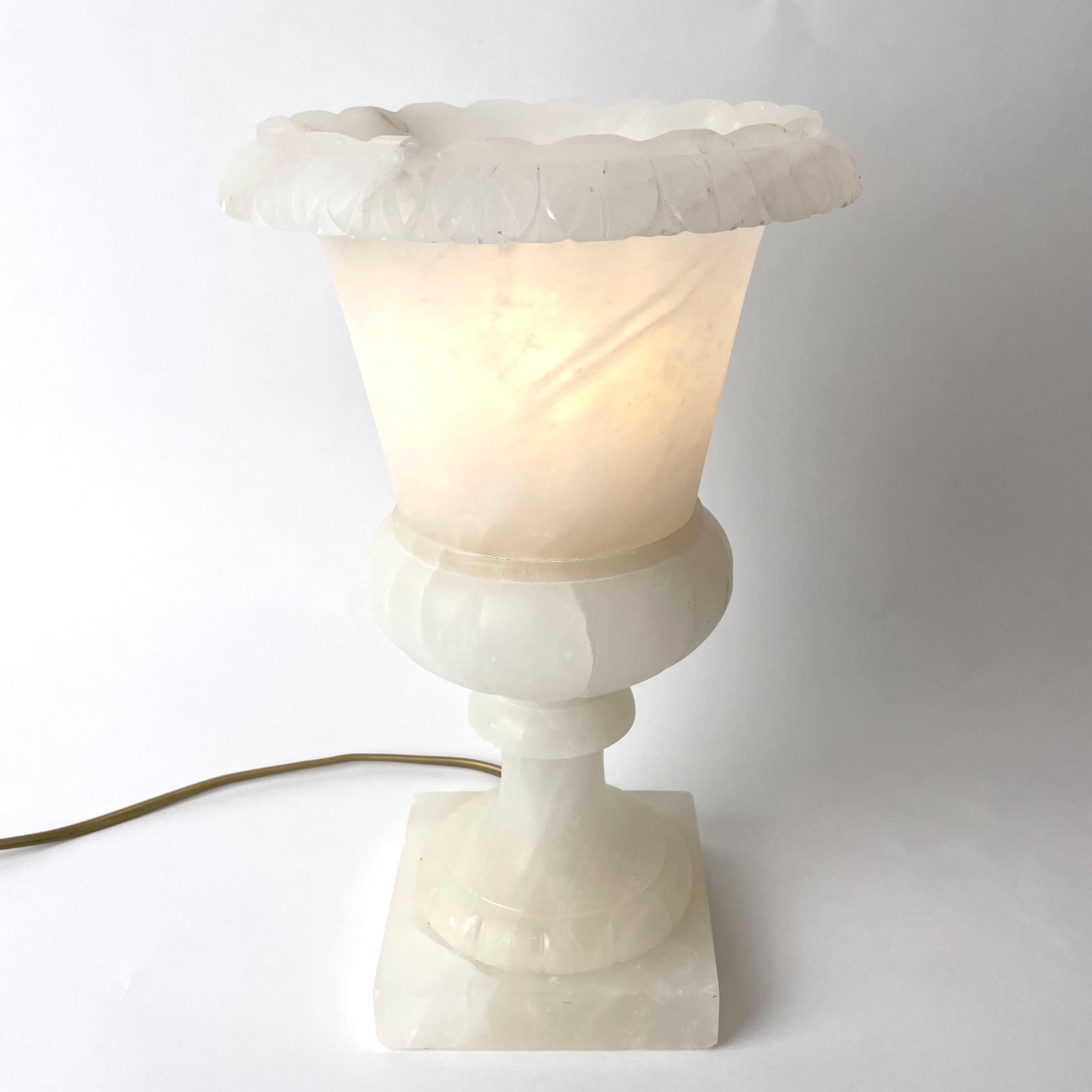 Elegant Alabaster Table Lamp in the Shape of a Classical Urn, Early 20th Century In Good Condition For Sale In Knivsta, SE