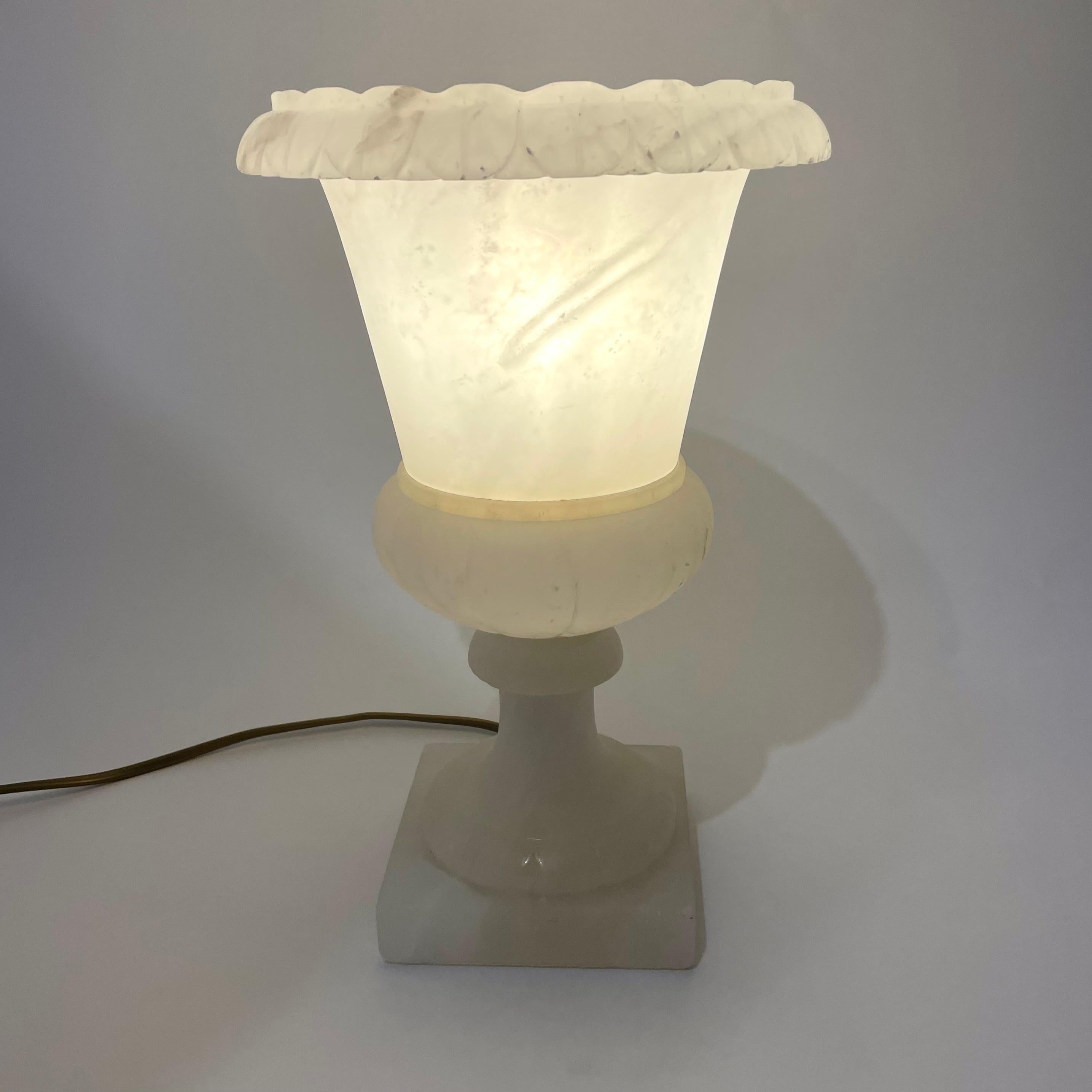 Elegant Alabaster Table Lamp in the Shape of a Classical Urn, Early 20th Century For Sale 1