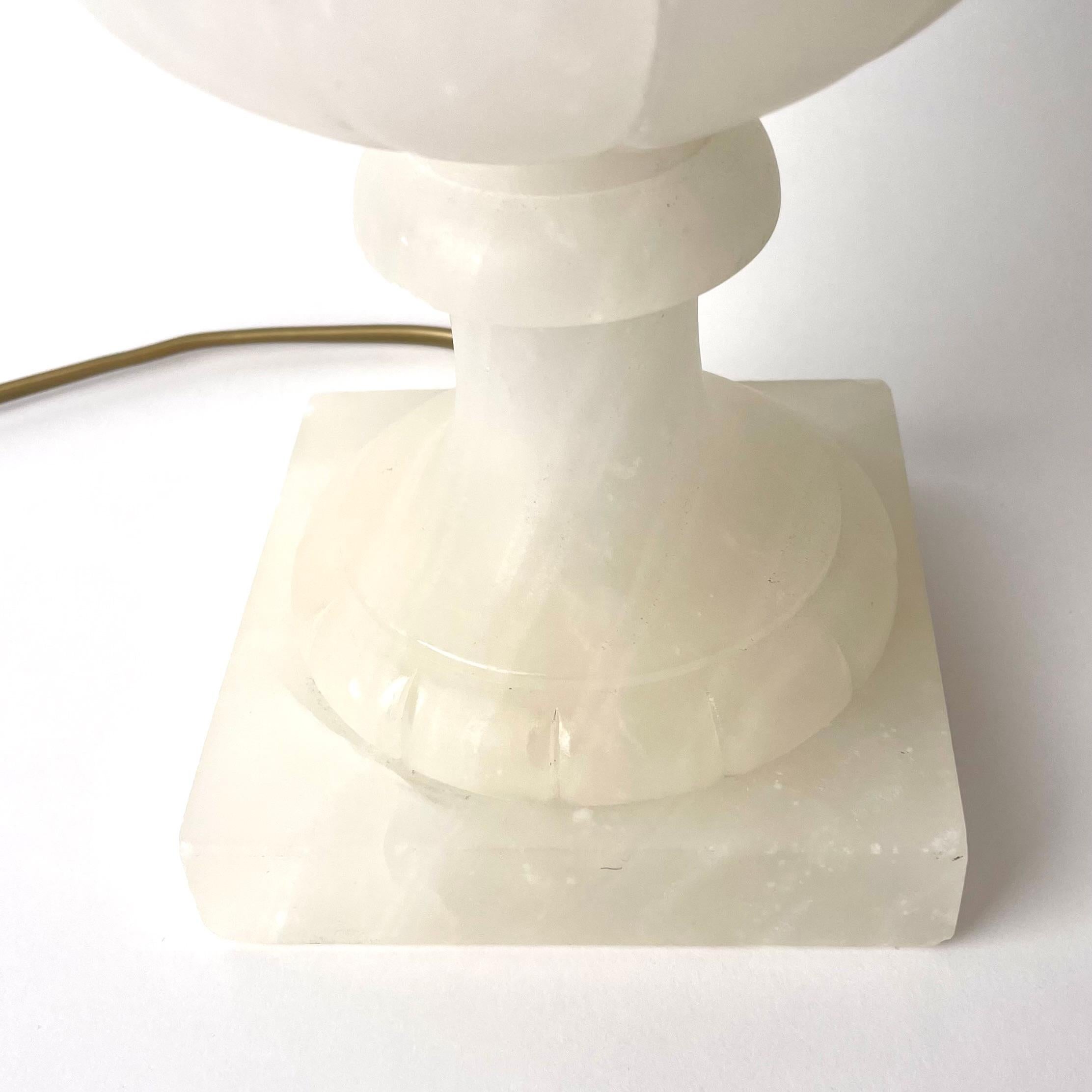 Elegant Alabaster Table Lamp in the Shape of a Classical Urn, Early 20th Century For Sale 2