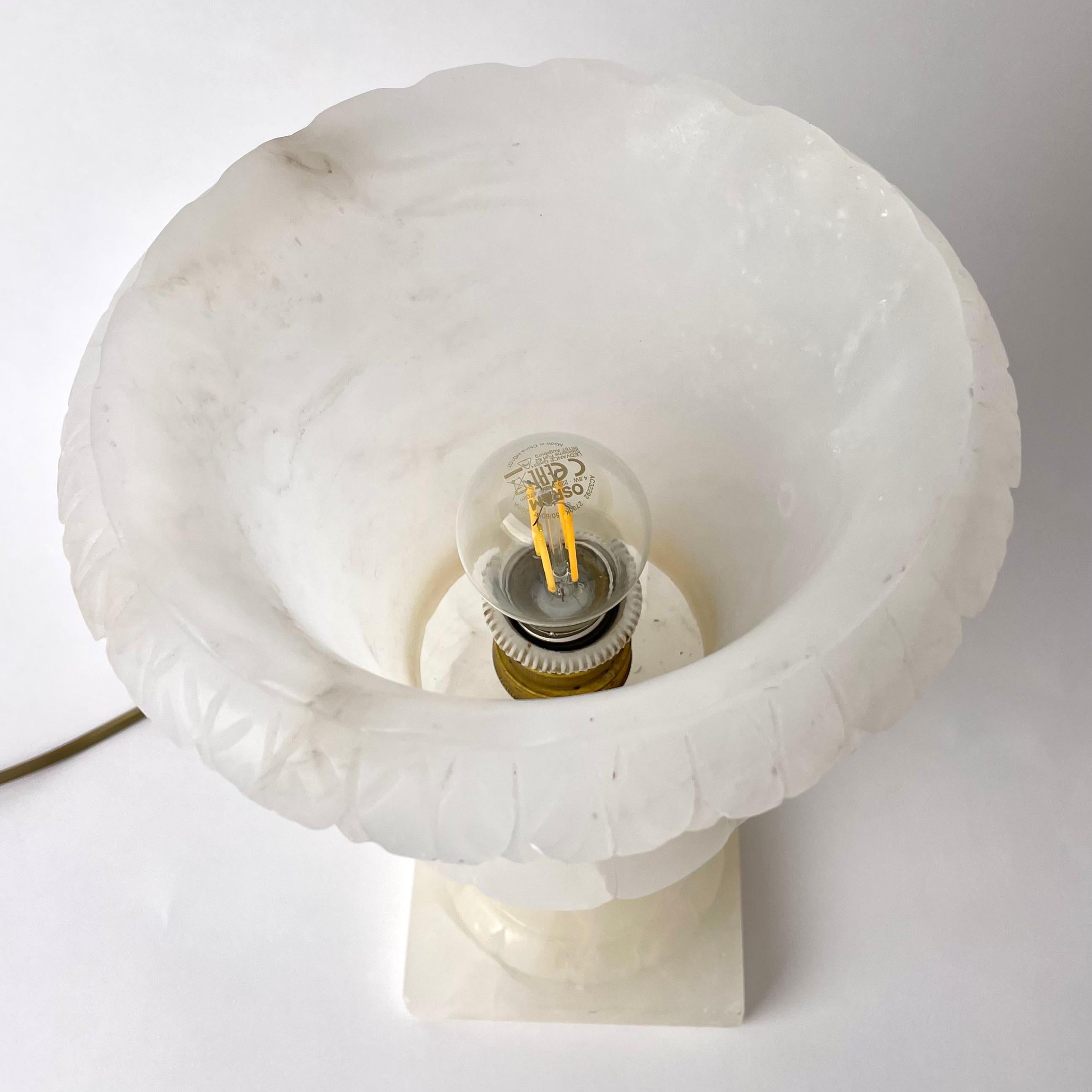 Elegant Alabaster Table Lamp in the Shape of a Classical Urn, Early 20th Century For Sale 3