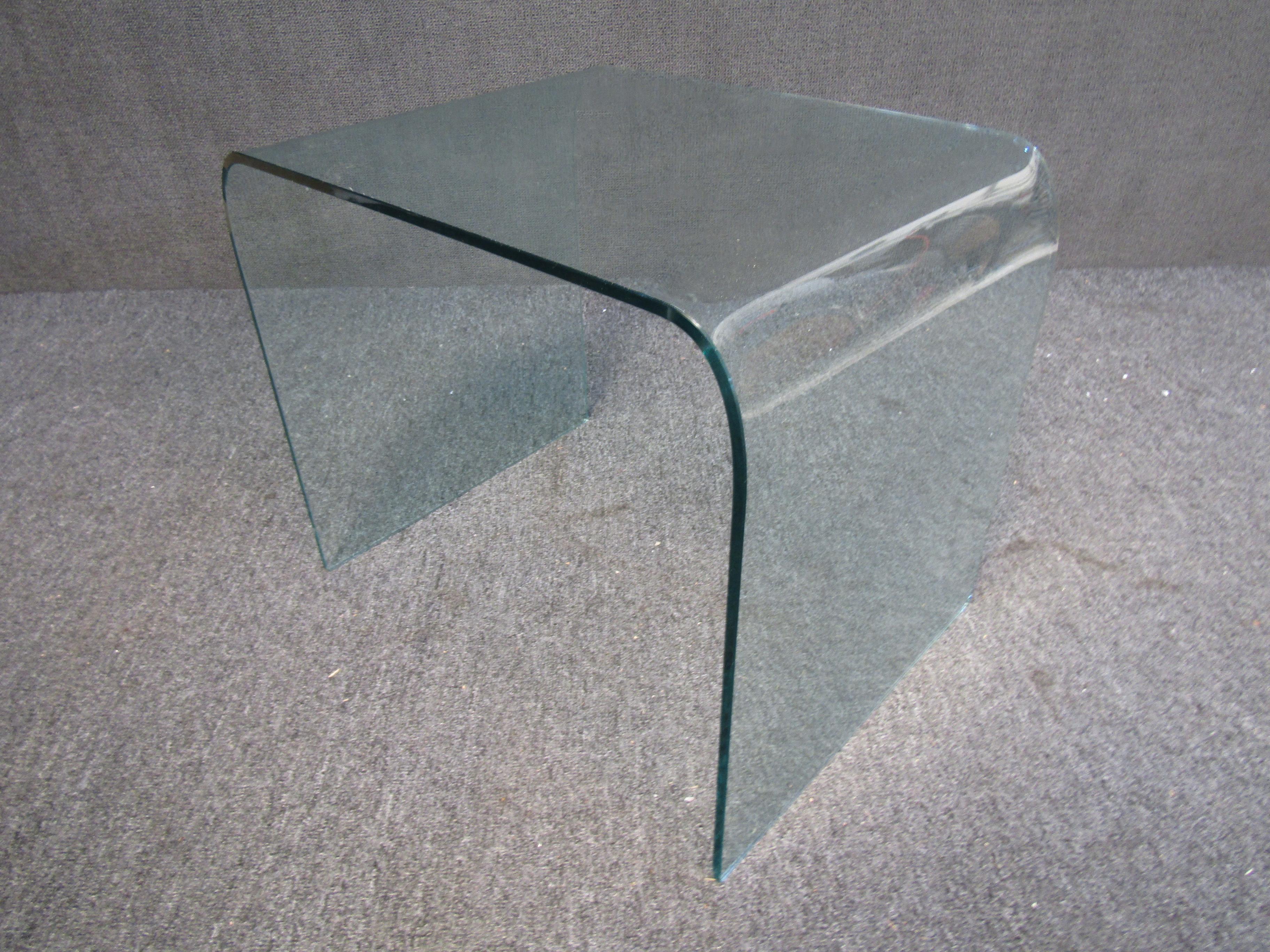 This elegant curved glass side table will make a great addition to any living room set. Simple one piece design is sure to be a topic of conversation.
Please confirm item location with seller (NY/NJ).