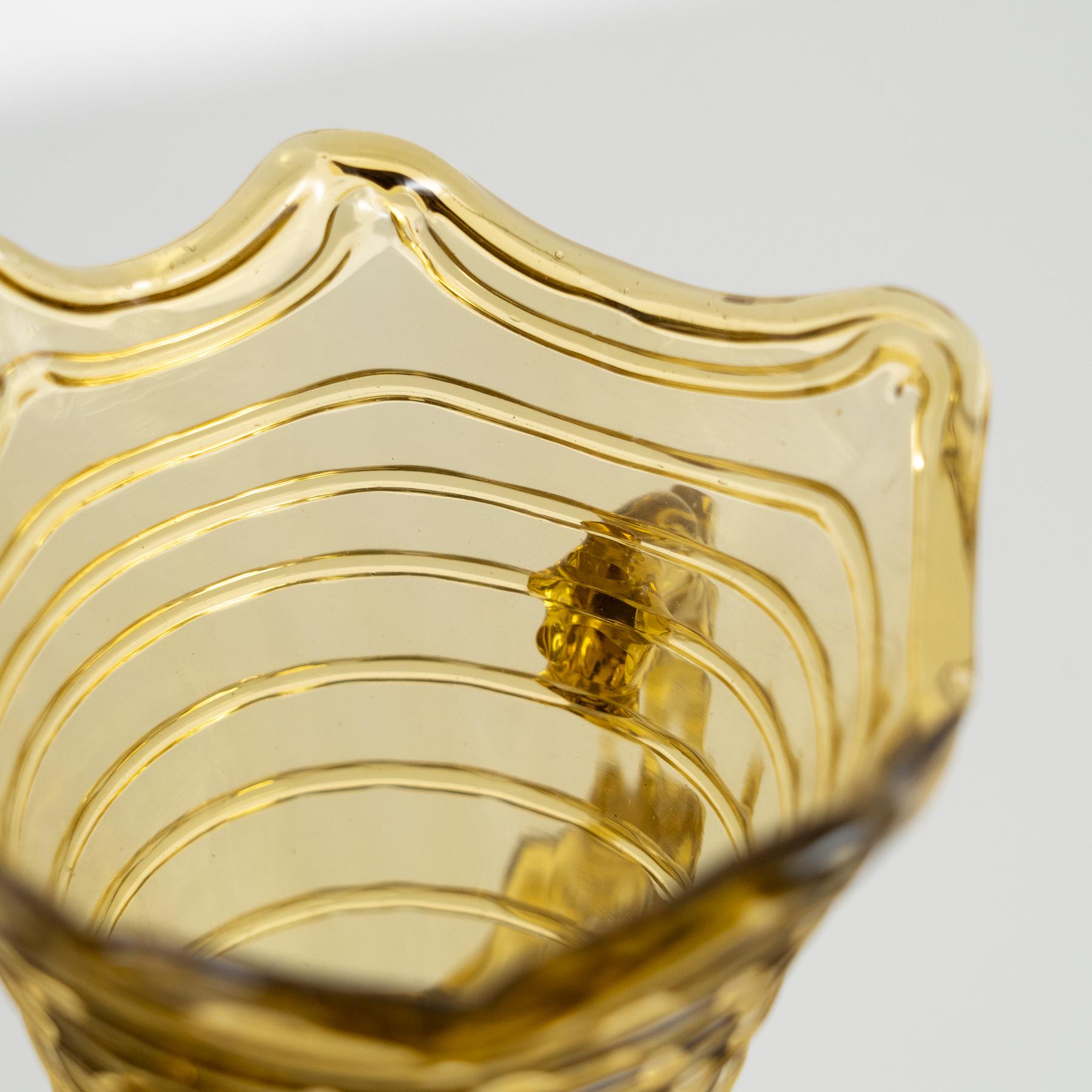 Élégant vase en verre soufflé ambré - Art espagnol du début du 20e siècle en vente 3