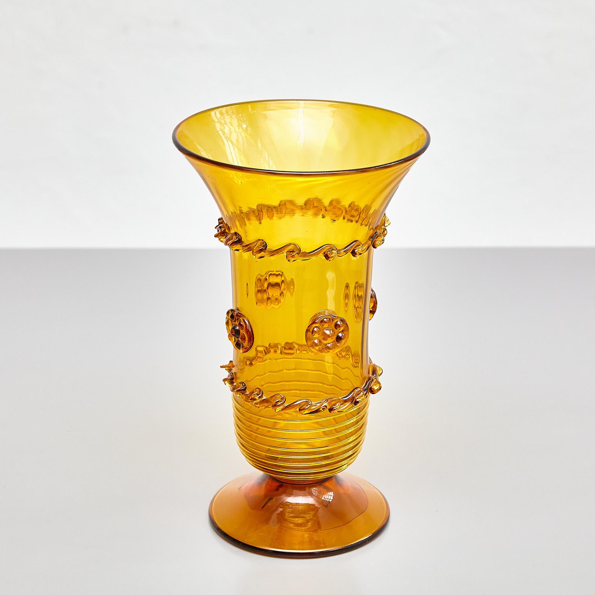 Verschönern Sie Ihre Einrichtung mit der zeitlosen Eleganz dieser mundgeblasenen Vintage-Glasvase aus dem frühen 20. Jahrhundert. Die von einem unbekannten spanischen Hersteller gefertigte Vase ist im Originalzustand erhalten und weist leichte