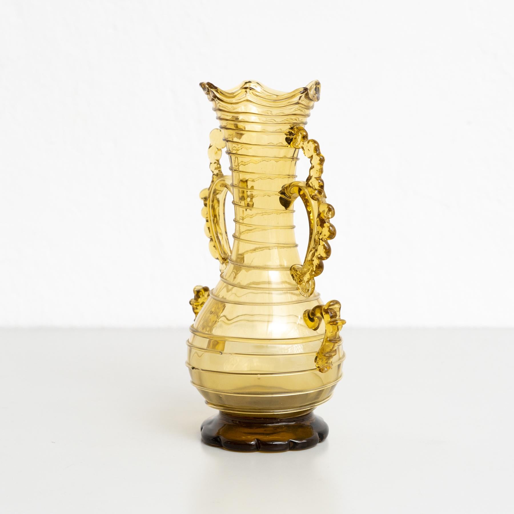 Elegante Vase aus mundgeblasenem Bernsteinglas - spanische Kunst des frühen 20. Jahrhunderts (Spanisch) im Angebot