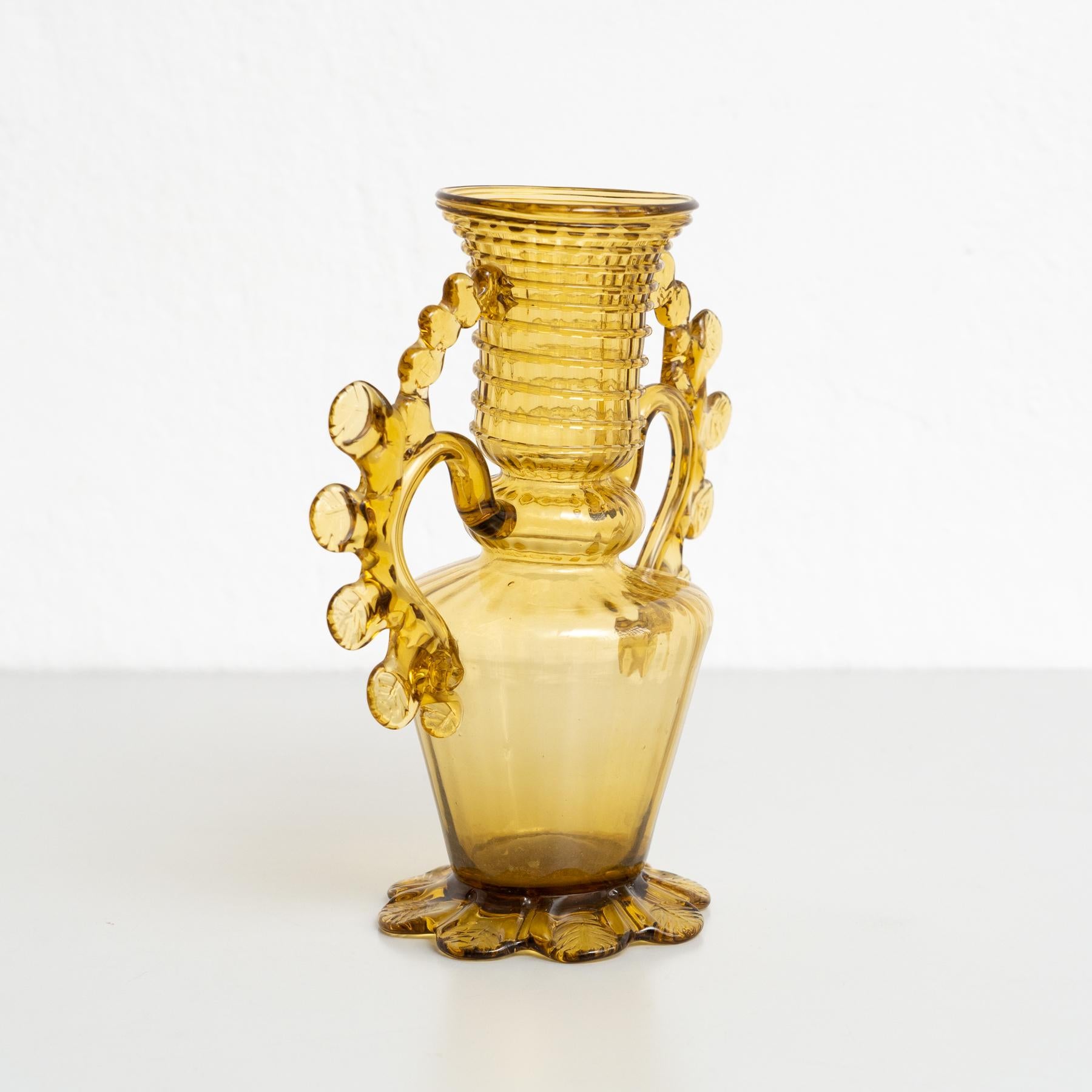 Elegant Amber Blown Glass Vase - Early 20th Century Spanish Artistry In Good Condition For Sale In Barcelona, ES
