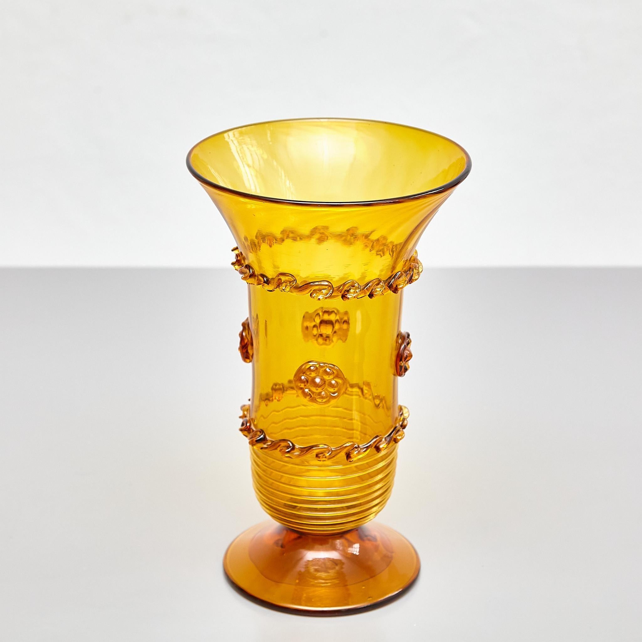 Elegant Amber Blown Glass Vase - Early 20th Century Spanish Artistry In Good Condition For Sale In Barcelona, ES