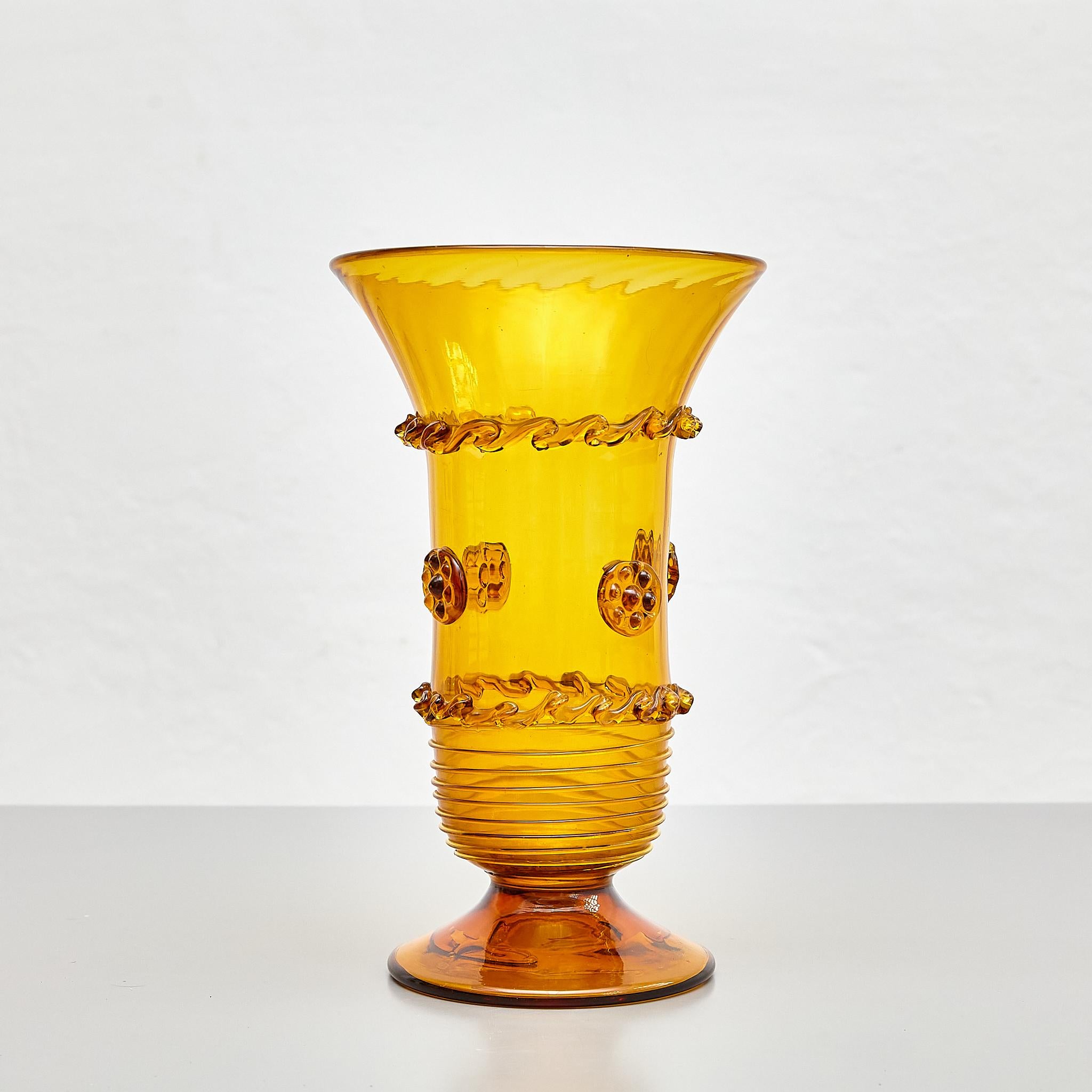 Elegant Amber Blown Glass Vase - Early 20th Century Spanish Artistry In Good Condition In Barcelona, Barcelona