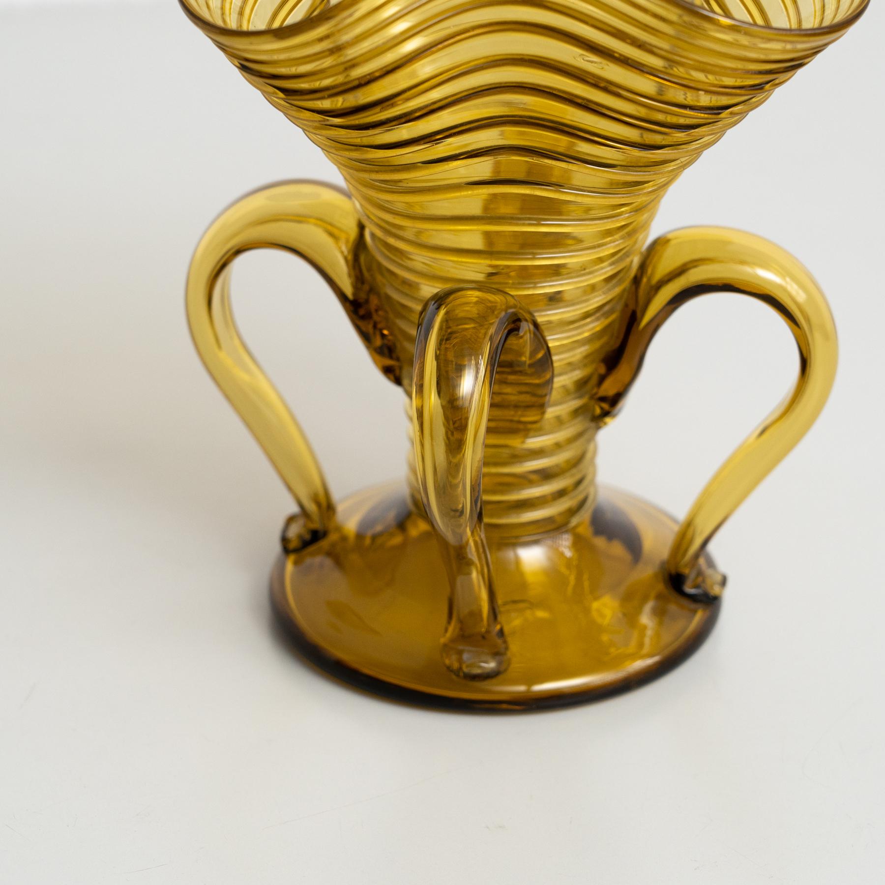 Elegante Vase aus mundgeblasenem Bernsteinglas - spanische Kunst des frühen 20. Jahrhunderts (Geblasenes Glas) im Angebot