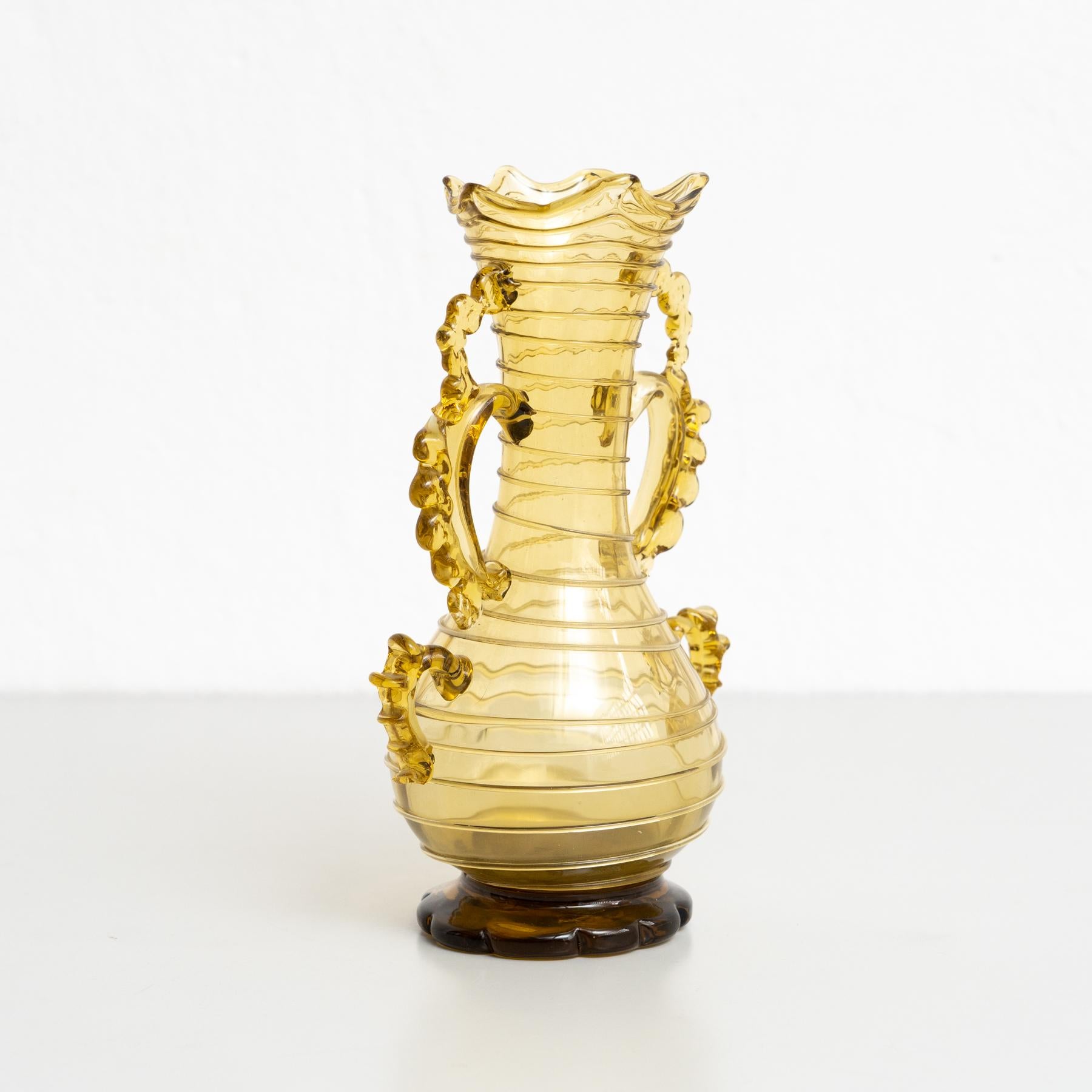 Elegante Vase aus mundgeblasenem Bernsteinglas - spanische Kunst des frühen 20. Jahrhunderts (Geblasenes Glas) im Angebot
